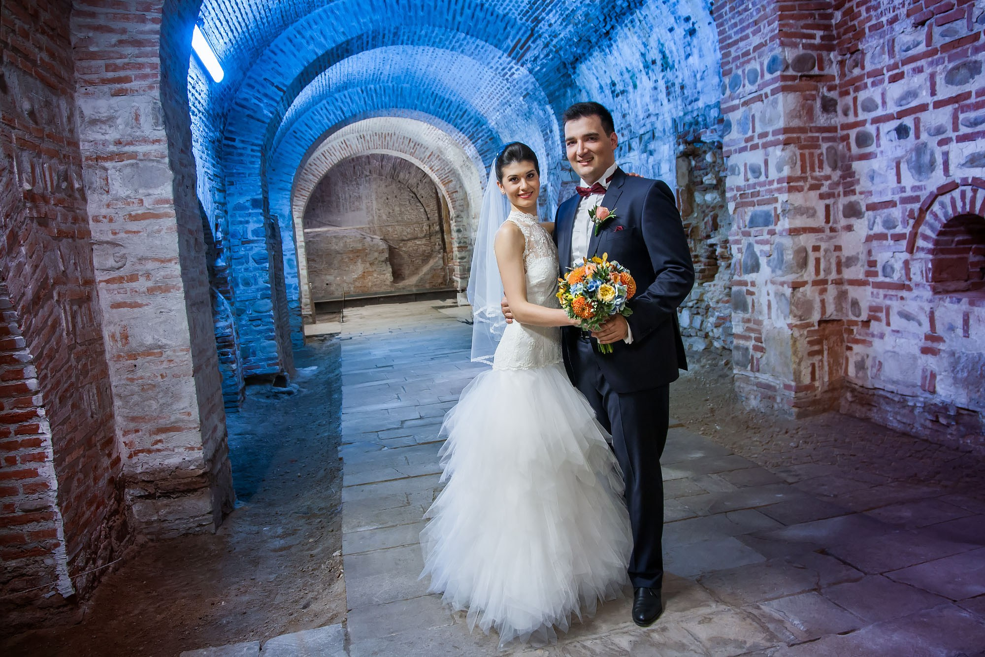 Portret de nuntă cu miri în timpul unei ședințe foto profesionale, oferit în pachetul complet de servicii și prețuri foto.