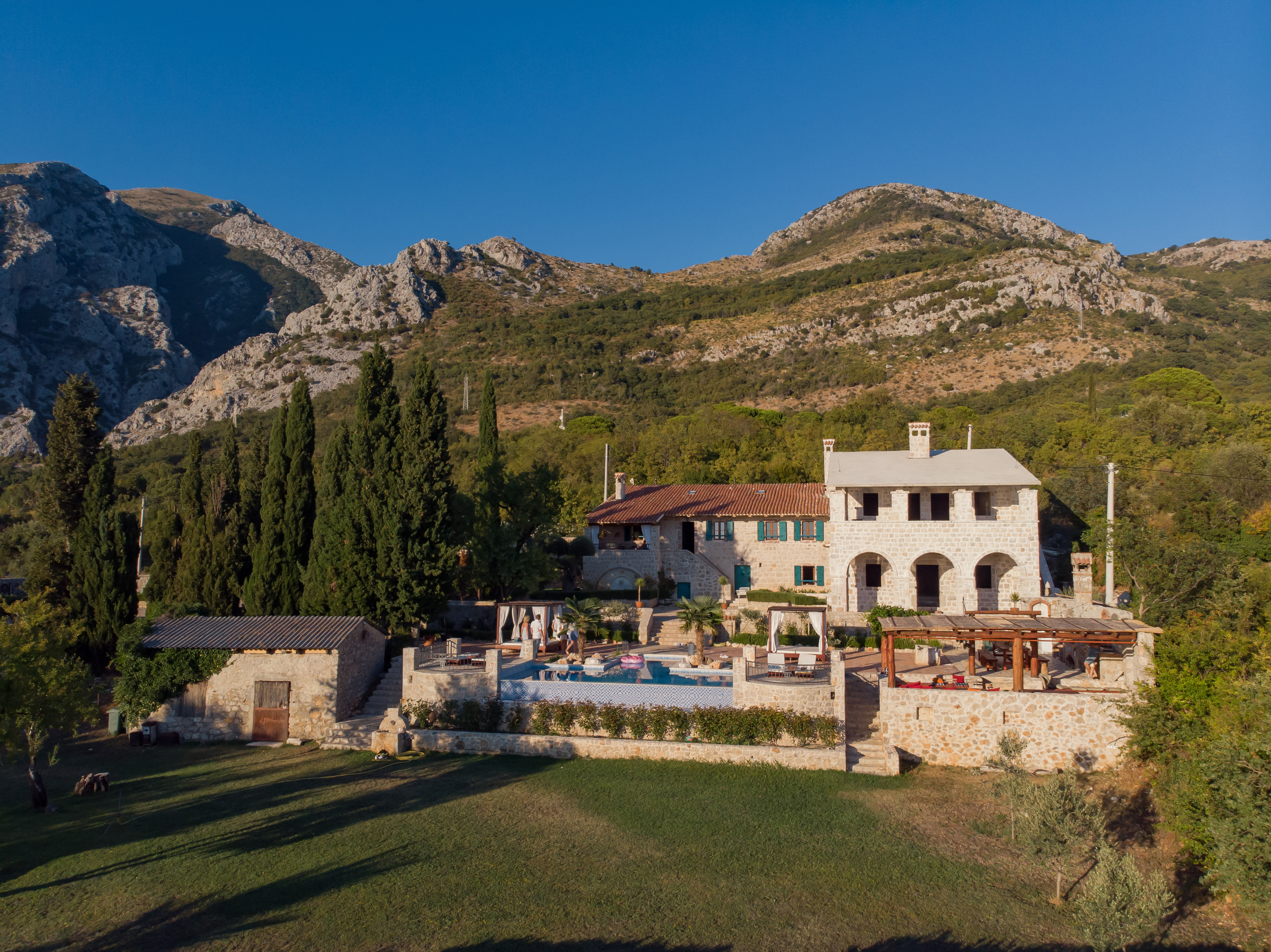 Свадебные площадки в Черногории: типы, плюс и минусы, стоимость