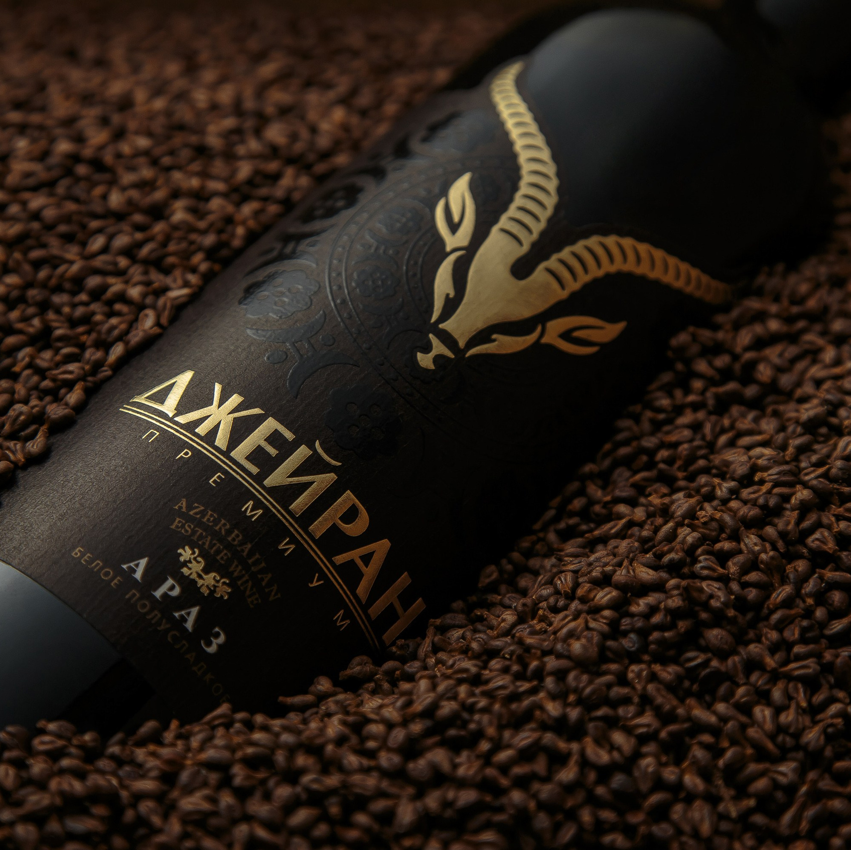 Zinət əşyalarının zəngin rəng tonları və yumşaq işıqla çəkilmiş peşəkar fotoşəkli