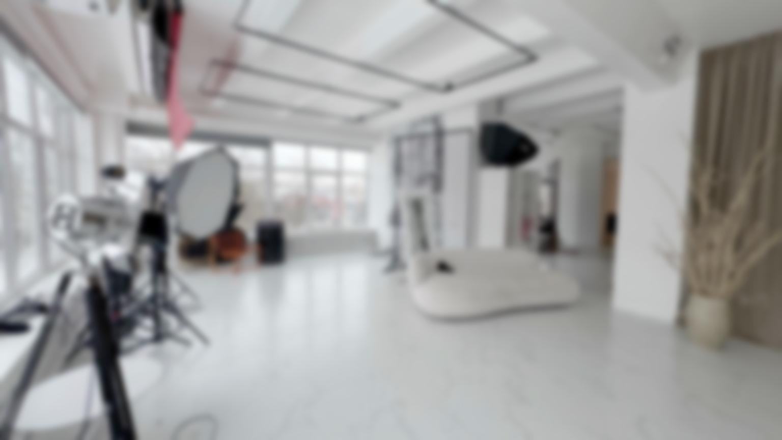 Foto un Video satura studija Rīgā - BRAND STUDIO. Video shooting and creating with phone, iPhone Video School