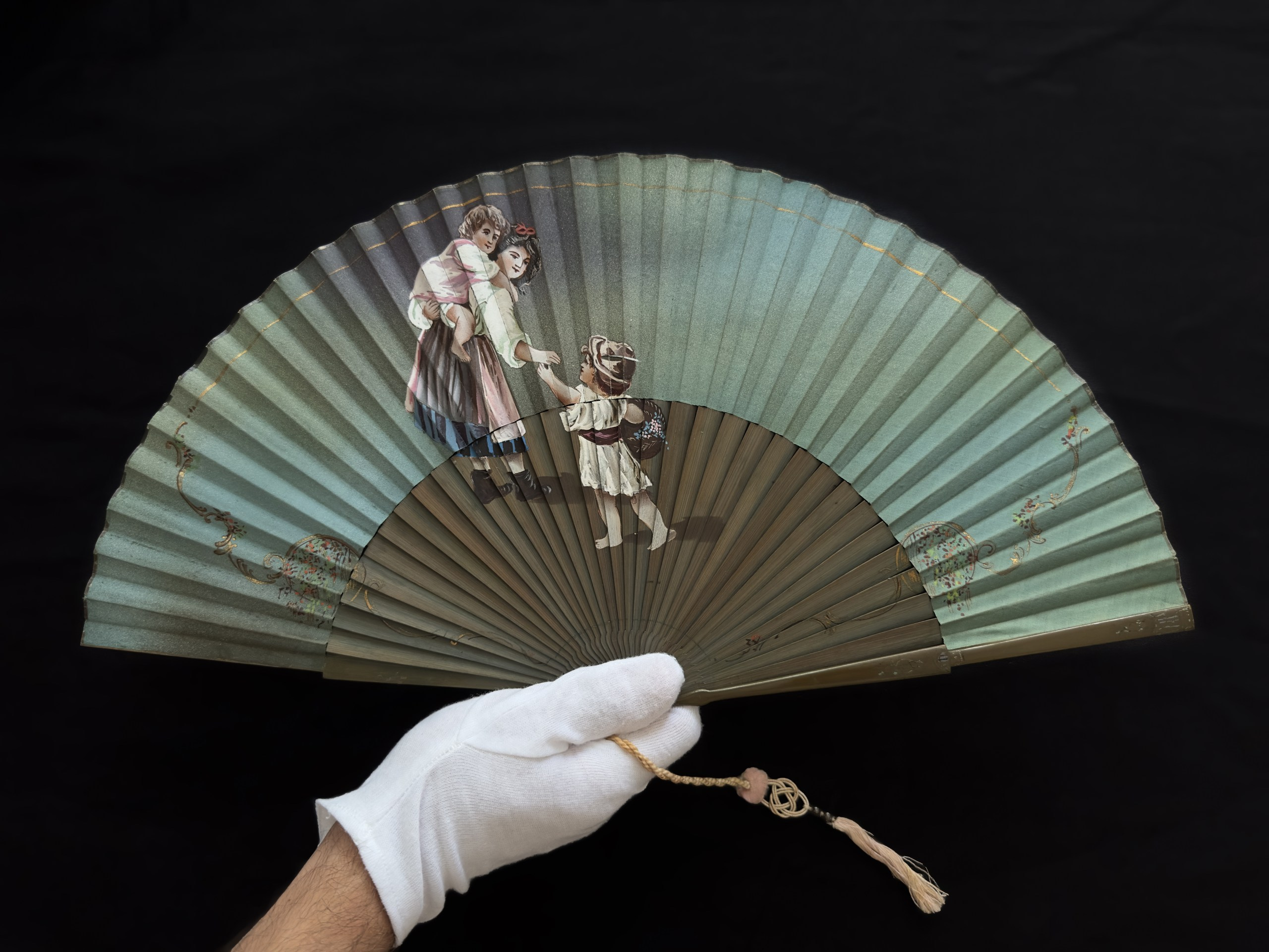 Antique fans. Современнные и актикварные украшения в Барселоне, Москве и Санкт-Петербурге