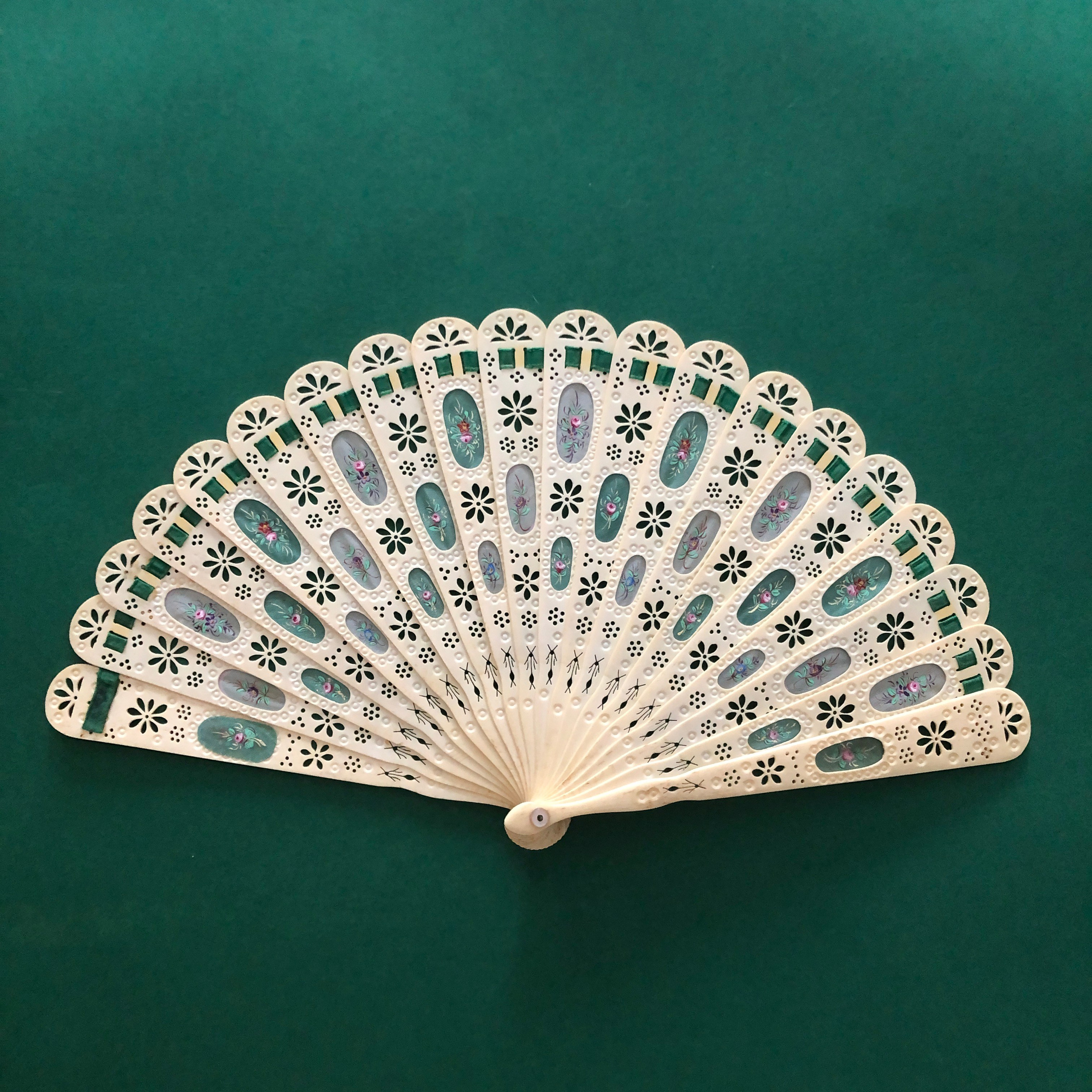 Antique fans. Современнные и актикварные украшения в Барселоне, Москве и Санкт-Петербурге