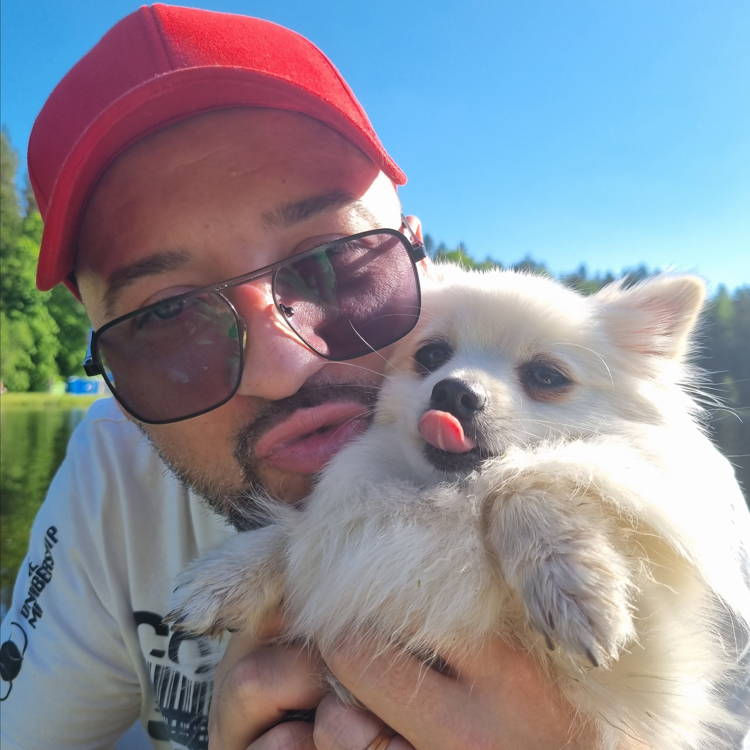 Доставка животных: владелиц держит питомца