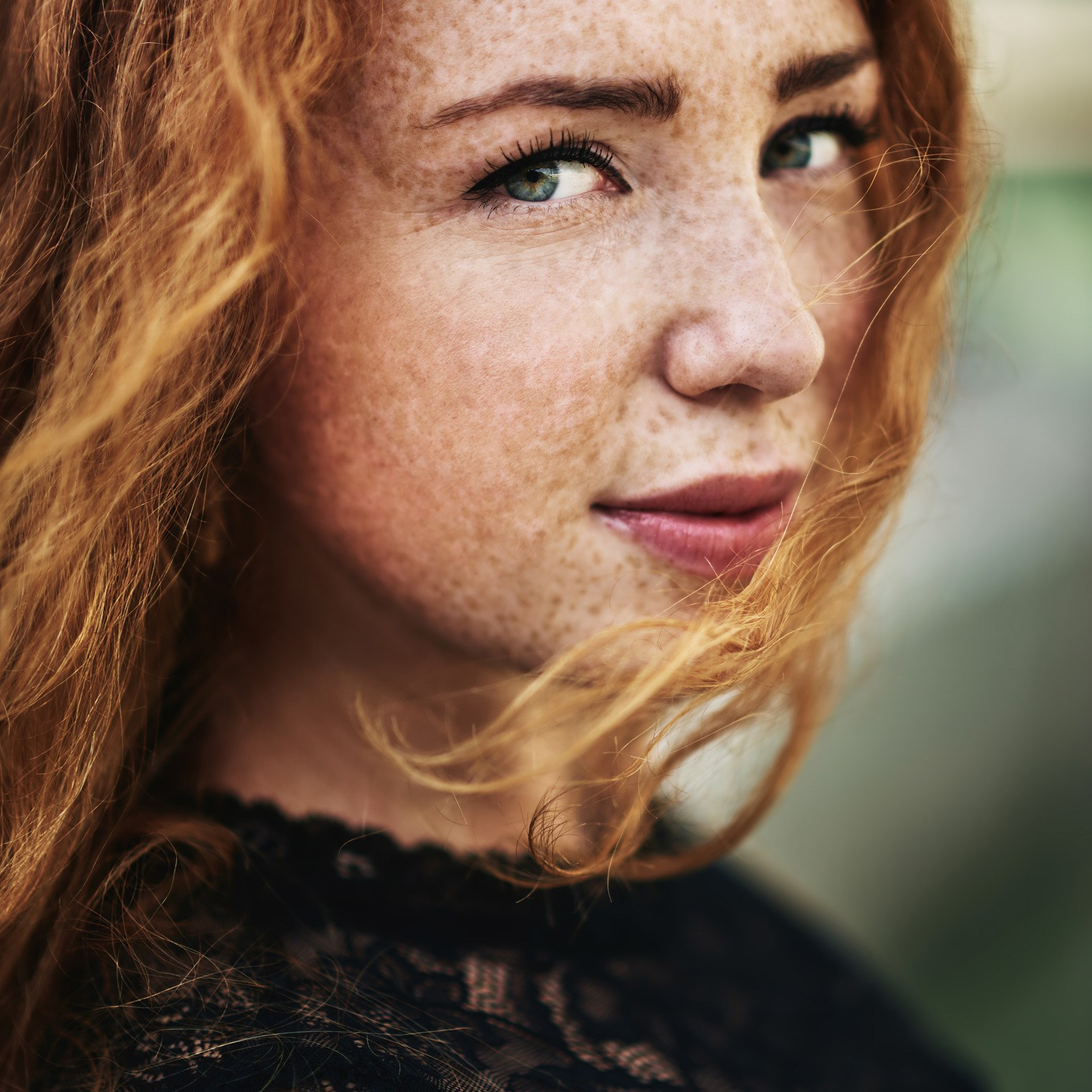 Ritratto da vicino della ragazza con i capelli rossi.