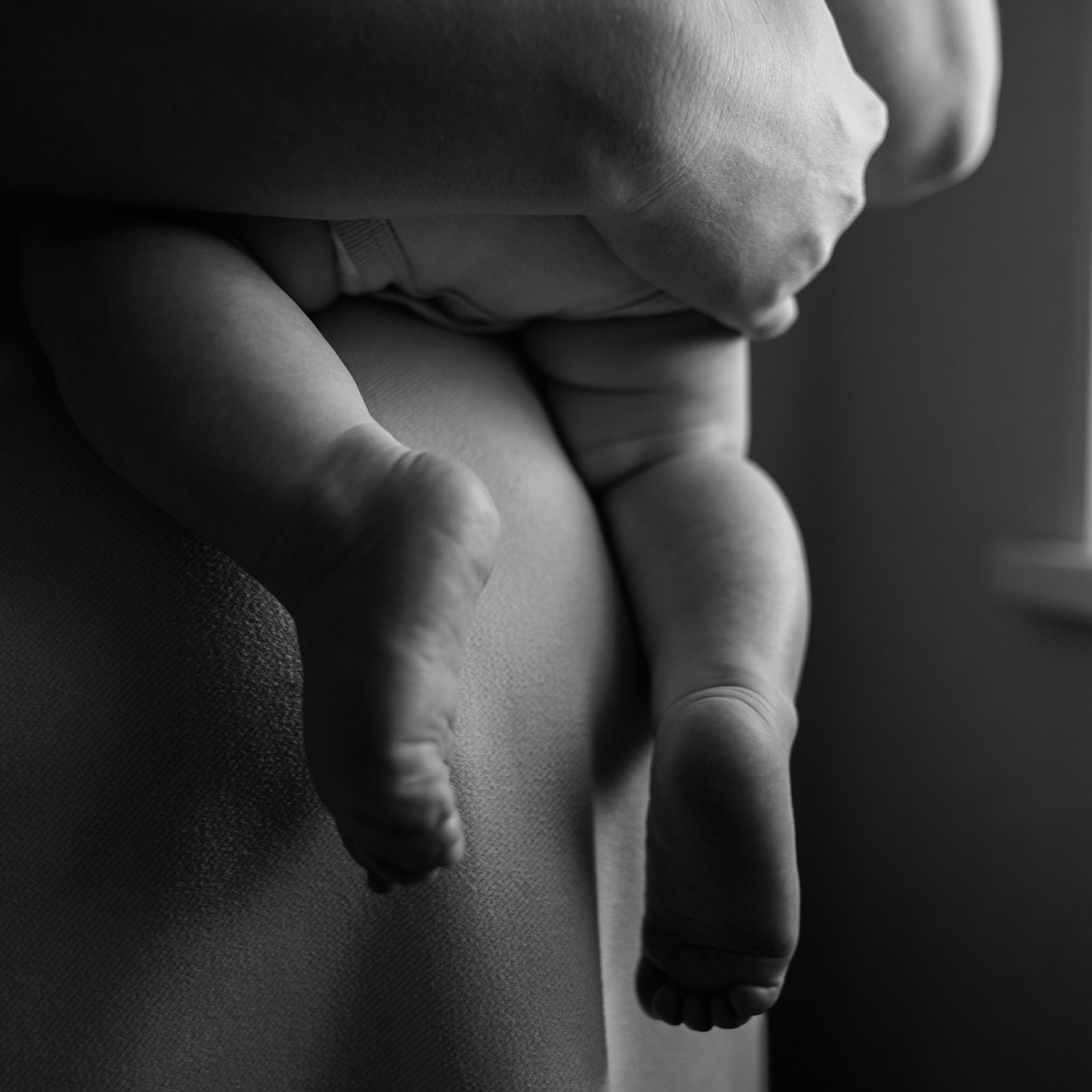 Peaceful newborn photo session at home Chicagolend with gentle, cozy details and loving touch.