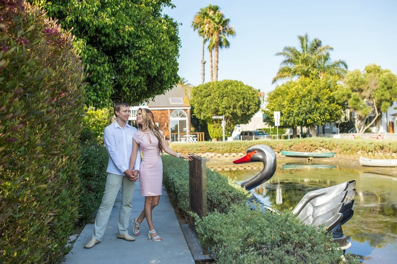 couple photosession at venice canals, los angeles