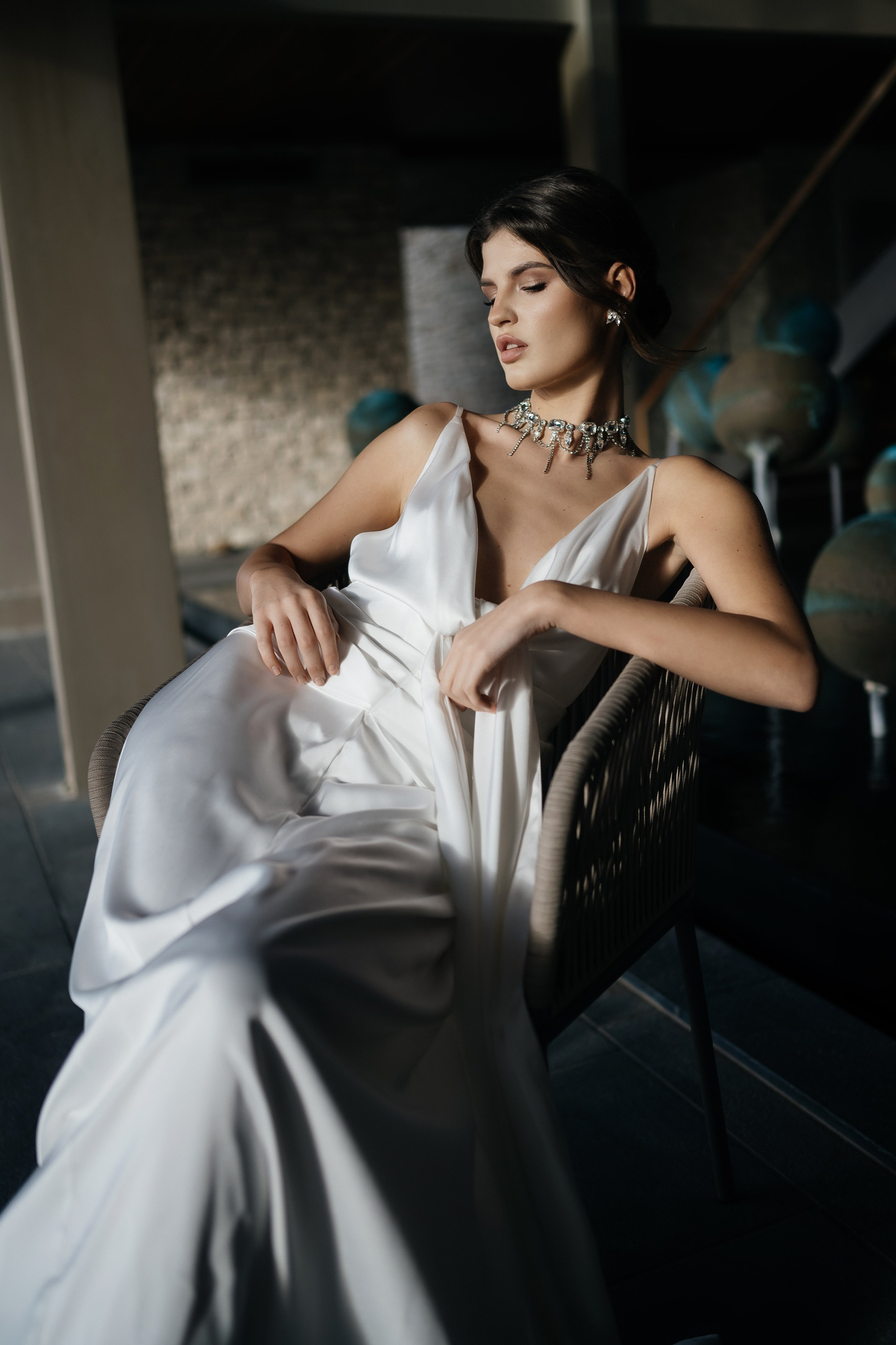 Жених и невеста стоят рядом в красивом саду