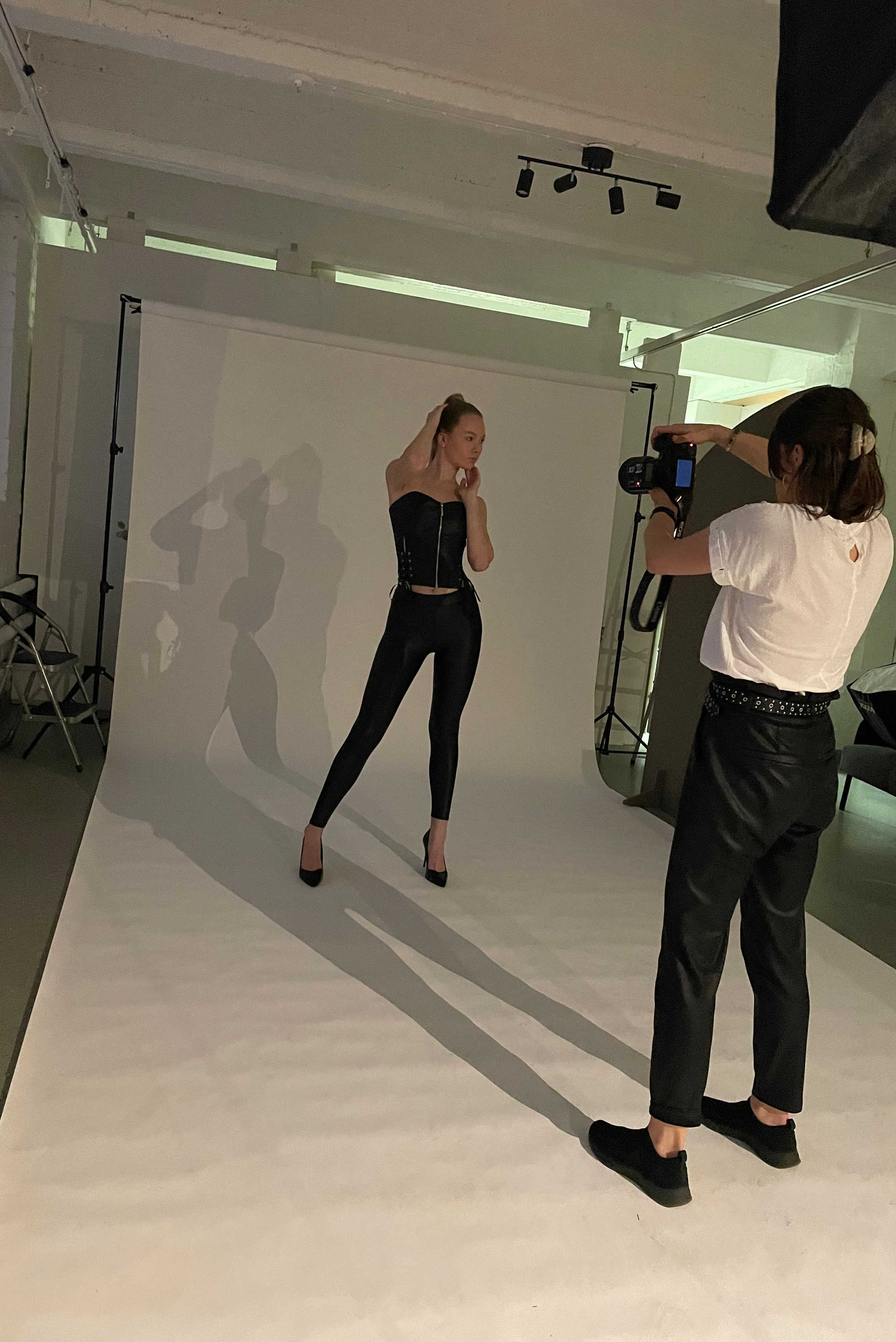 Contact. Valokuvaaja Lahti, Helsinki Elena Salonen