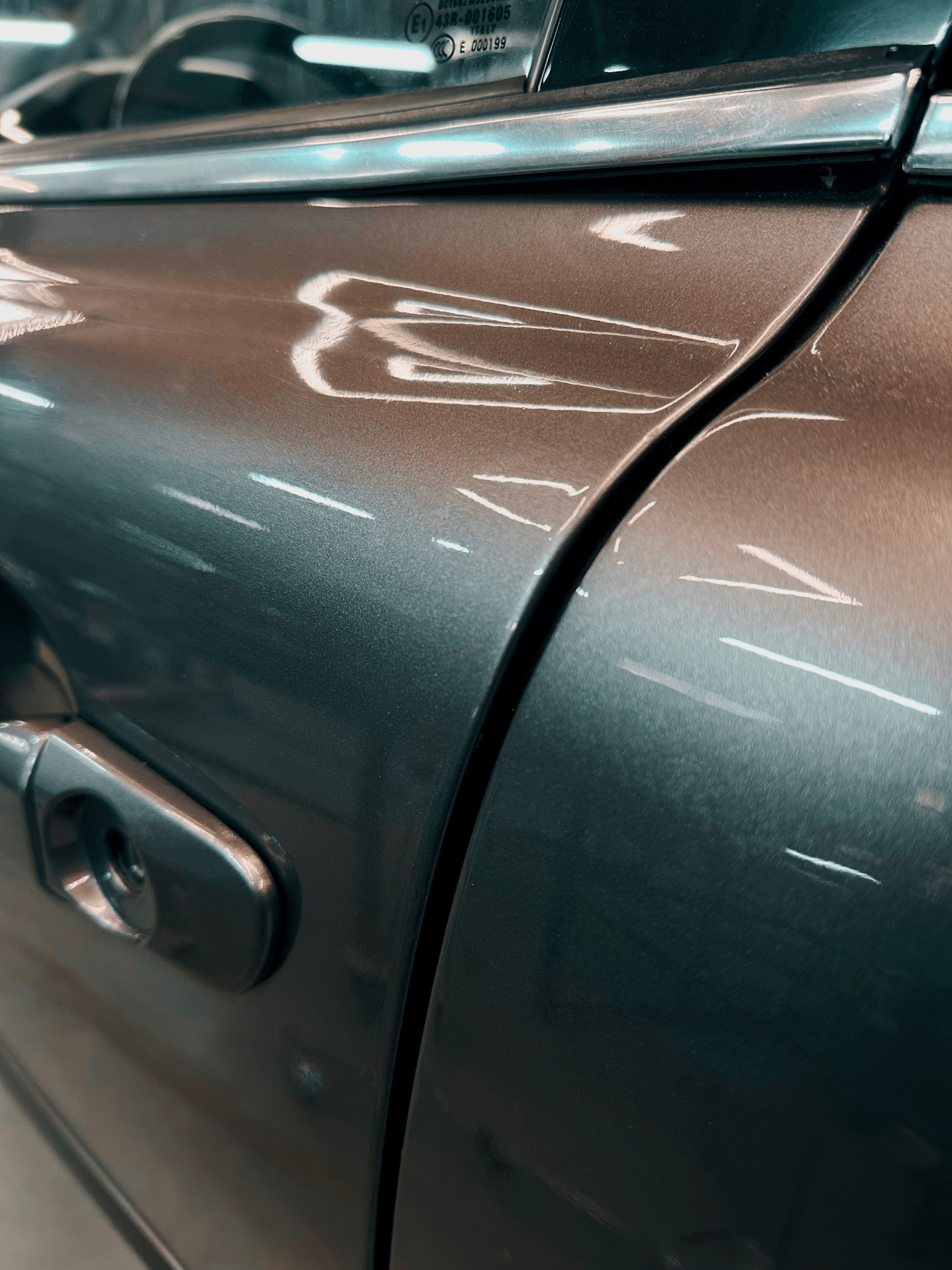 Процесс удаления наклейки с кузова автомобиля после эвакуации со штрафплощадки