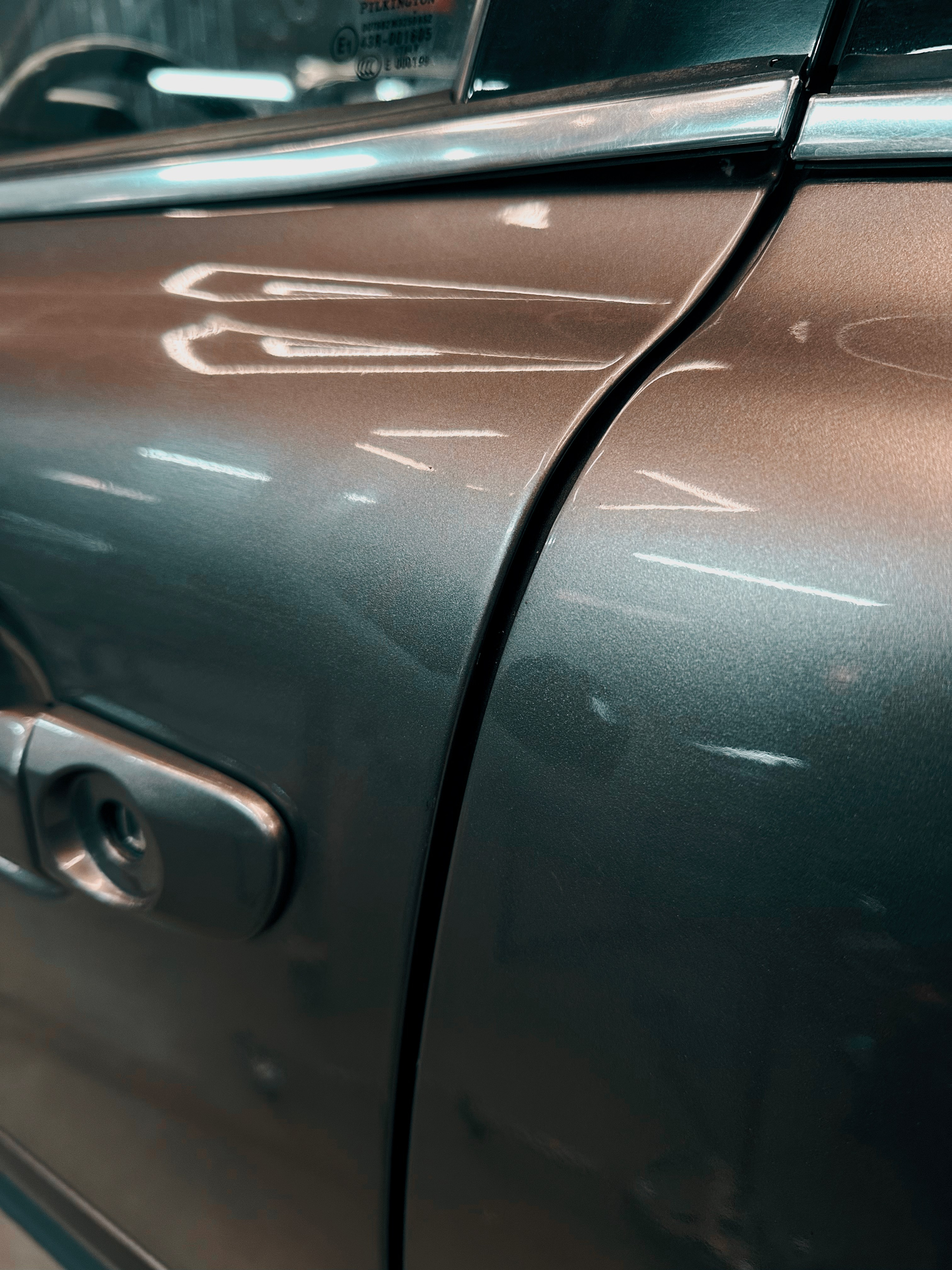 Автомобиль с наклейкой после эвакуации со штрафплощадки, готовый к удалению в Кишиневе