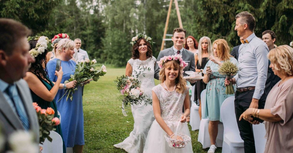 Kāzu ceremonija brīvā dabā vai baznīcā. Kāzu video un kāzu foto ...