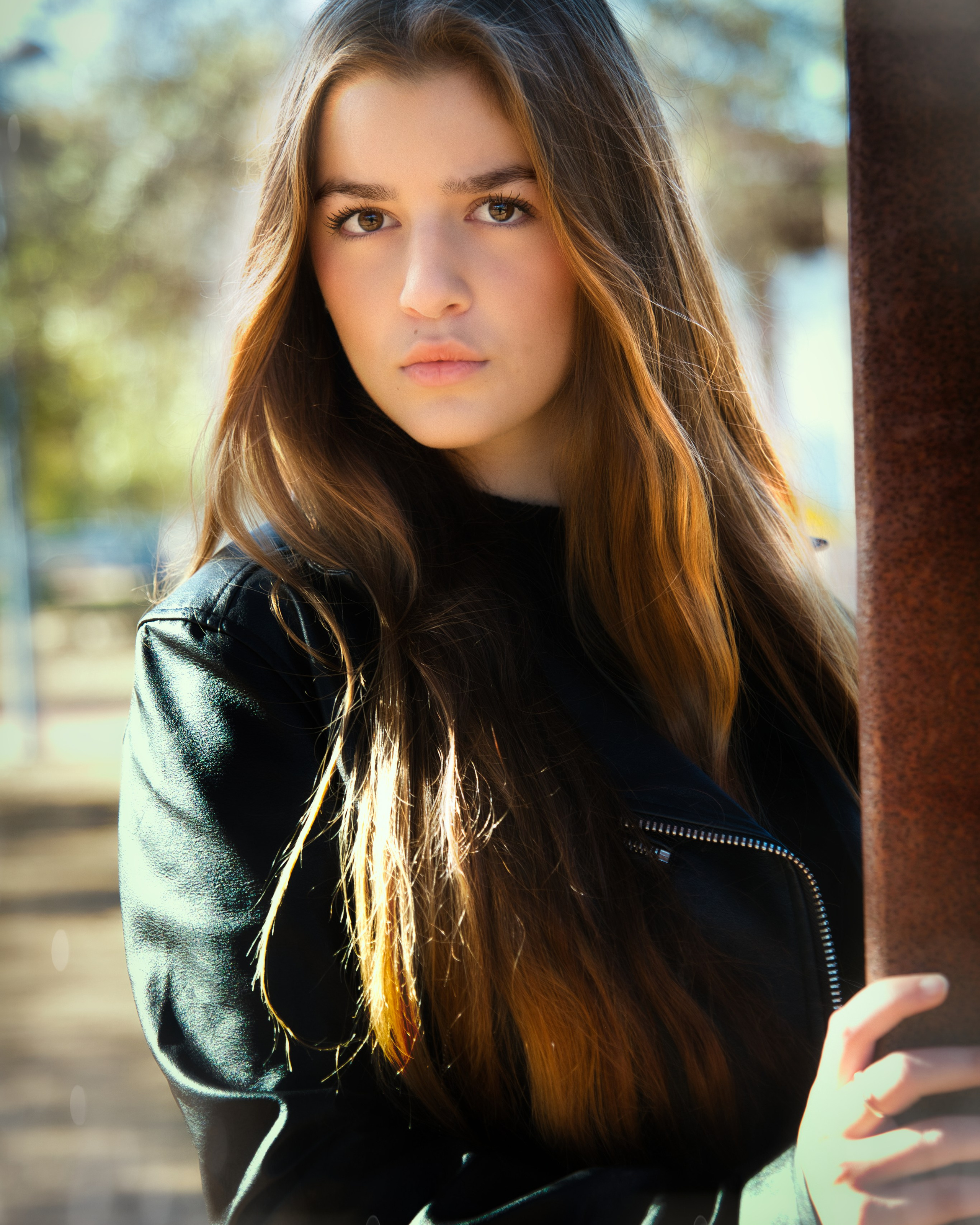foto de mujer joven posando en la calle con mirada fija