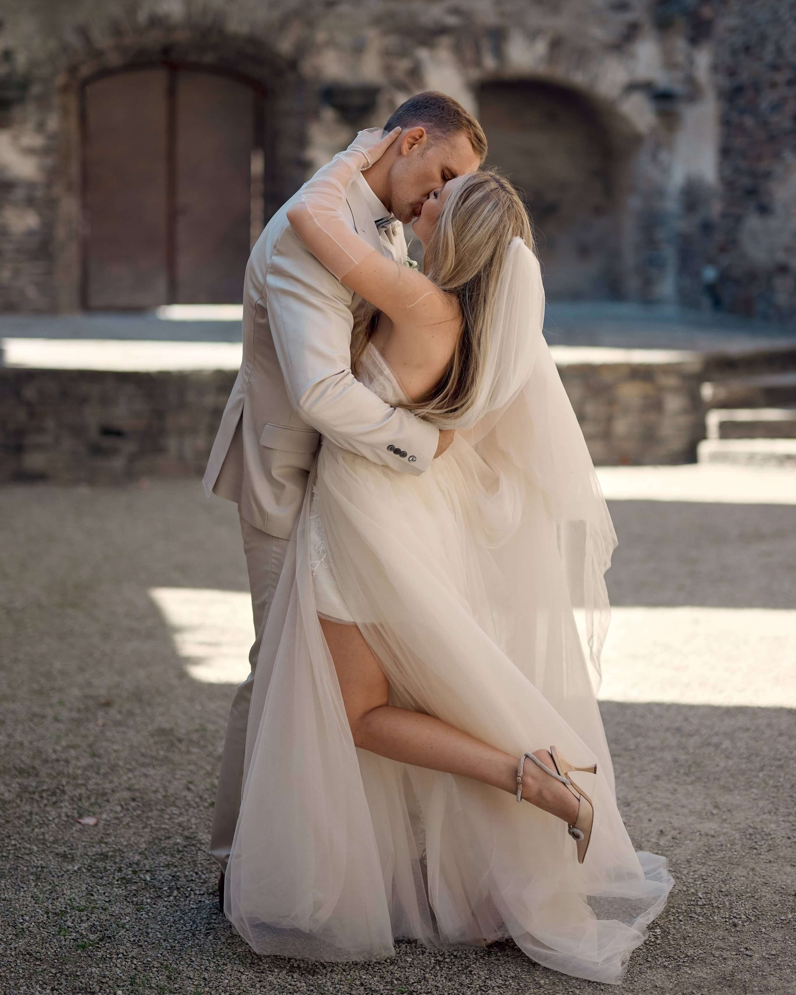 Brautpaar küsst sich innig bei einem romantischen Hochzeitsshooting in einer Ruine bei Bonn, fotografiert von Hochzeitsfotograf Alex Fetter.