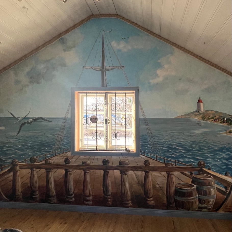 Väggmålningen i Marinboden i Nynäshamn. Eugenia Arinstein — konstnär som skapar handgjord måleri och illustration med känsla, färg och närvaro. Verksam i Nynäshamn