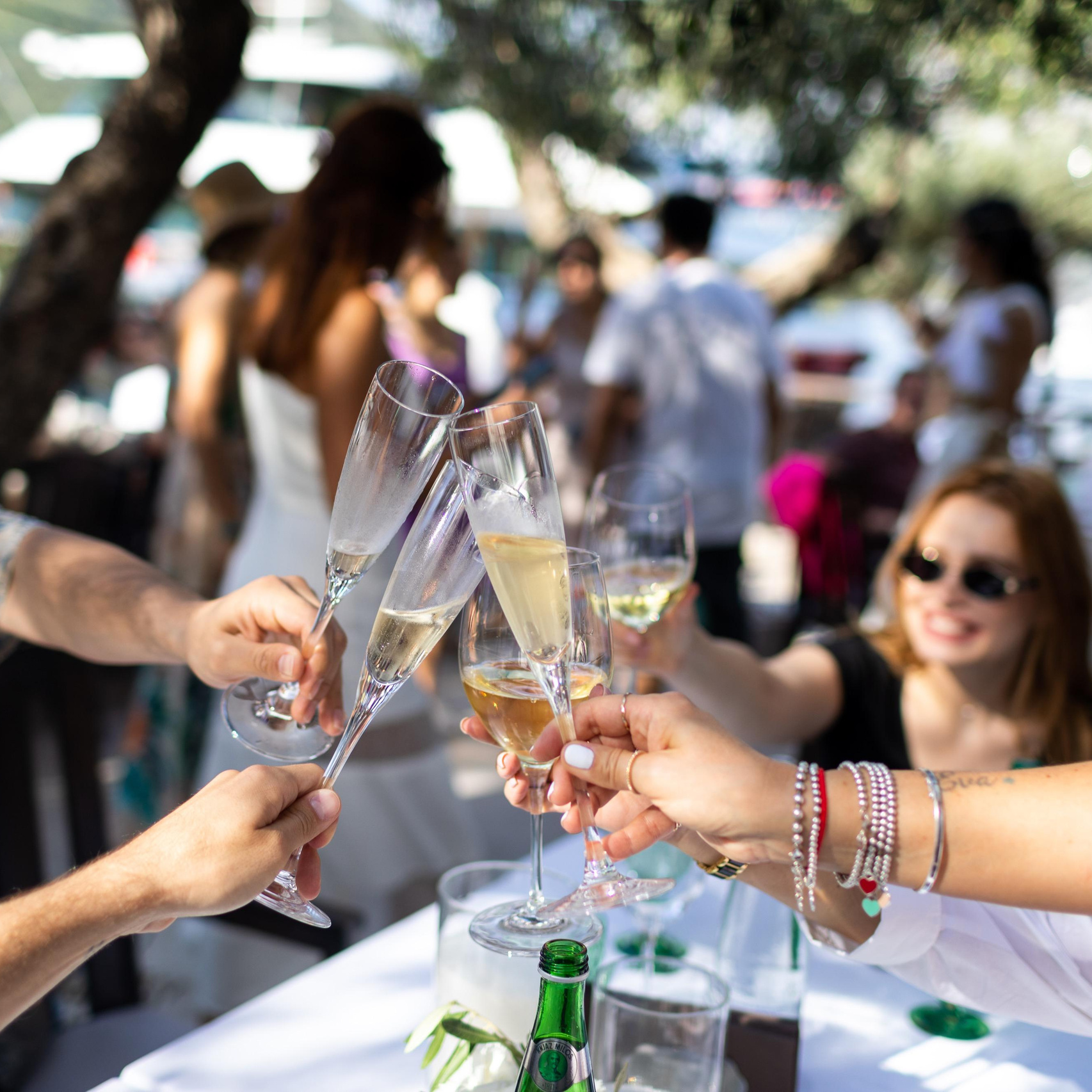 Бокалы шампанского на празднике свадебного фуршета