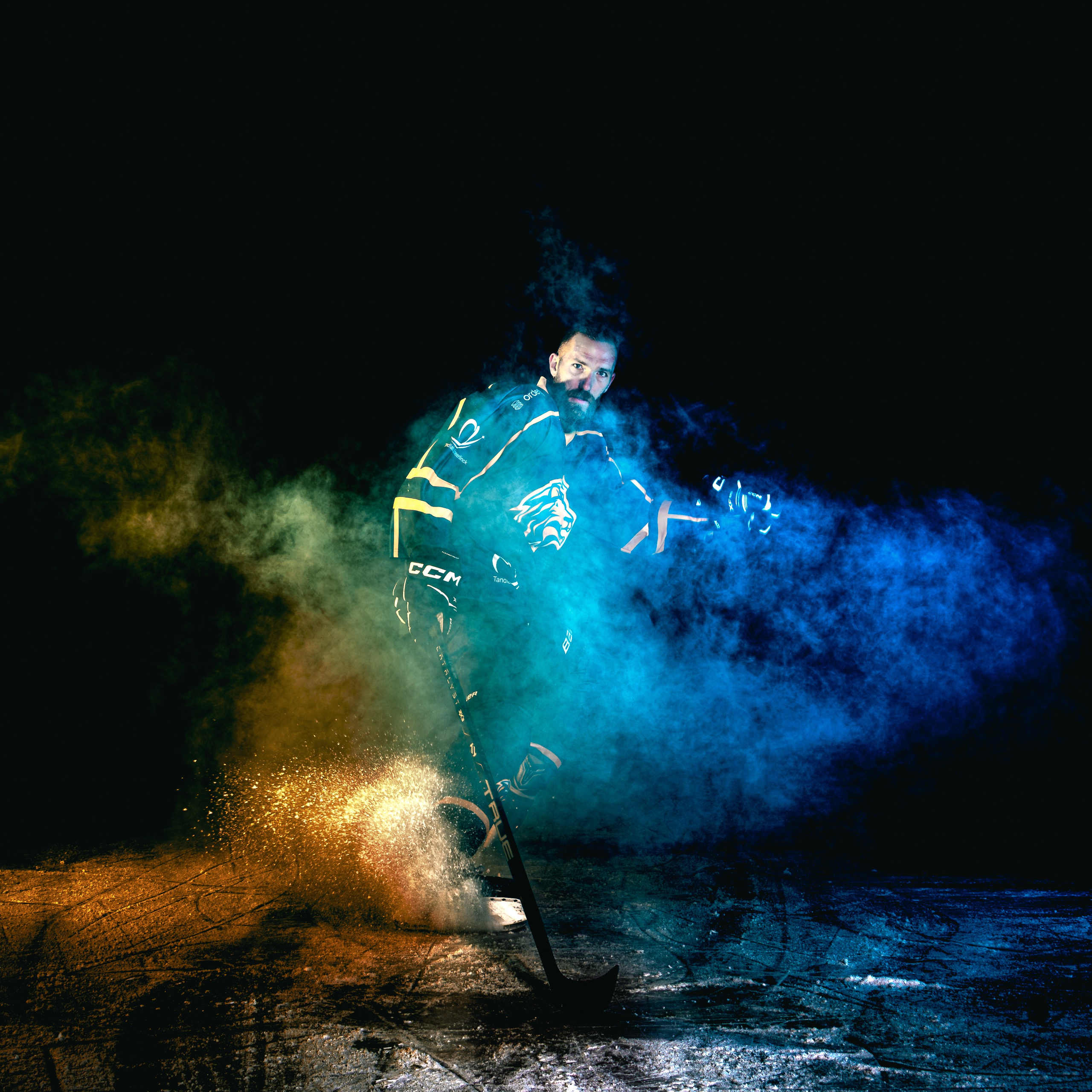 Stoere ijshockey foto met rook- en lichteffecten voor een dramatische en krachtige uitstraling  - Kapture Fotografie