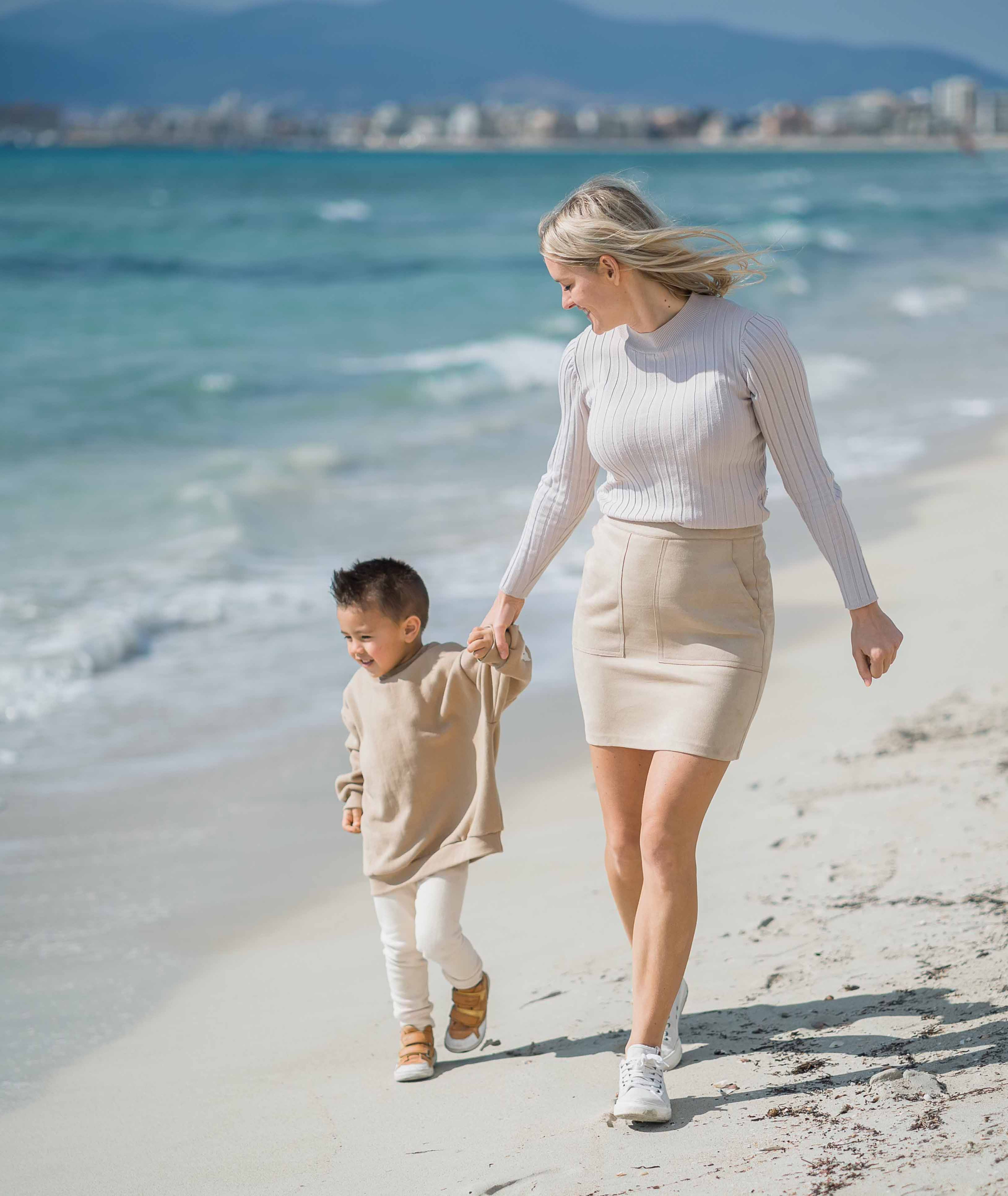 Was anziehen für ein Fotoshooting am Strand auf Mallorca. Deine Fotografin auf Mallorca für Familien und Business