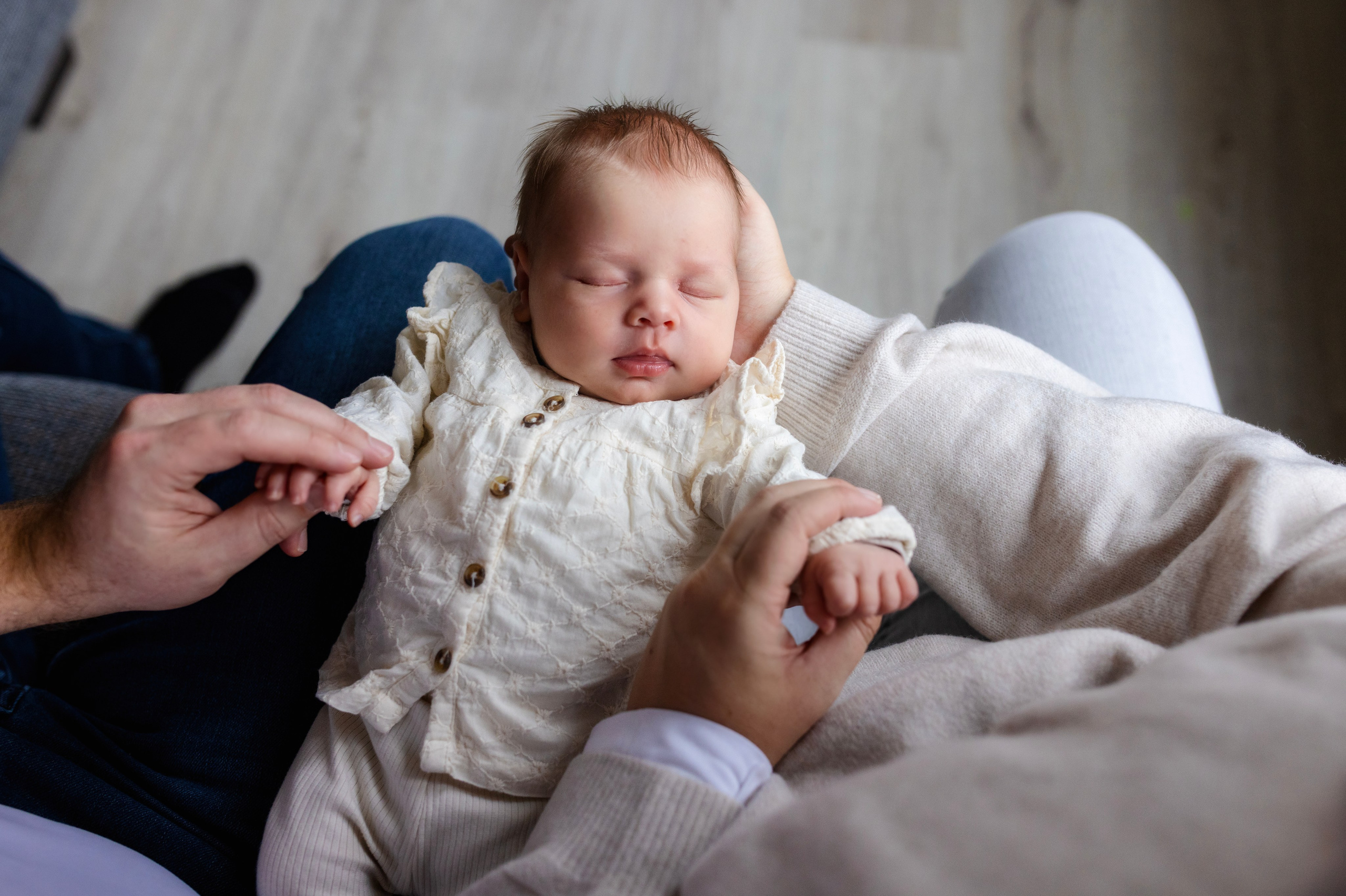Newborn fotografie in een warme, natuurlijke setting