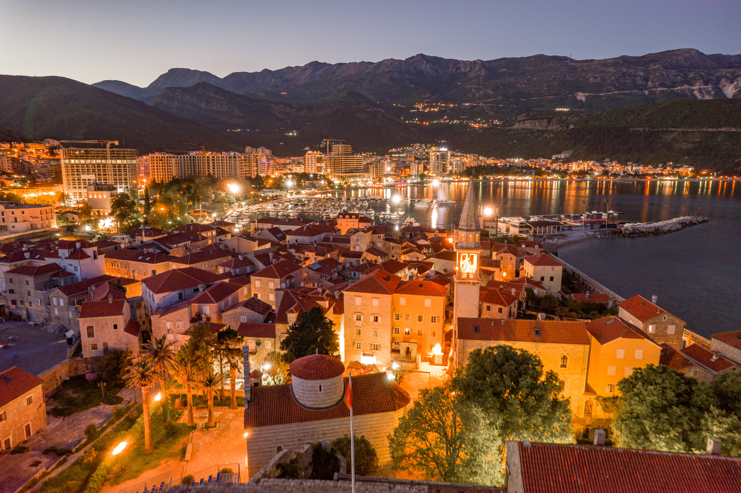 Budva in de nacht