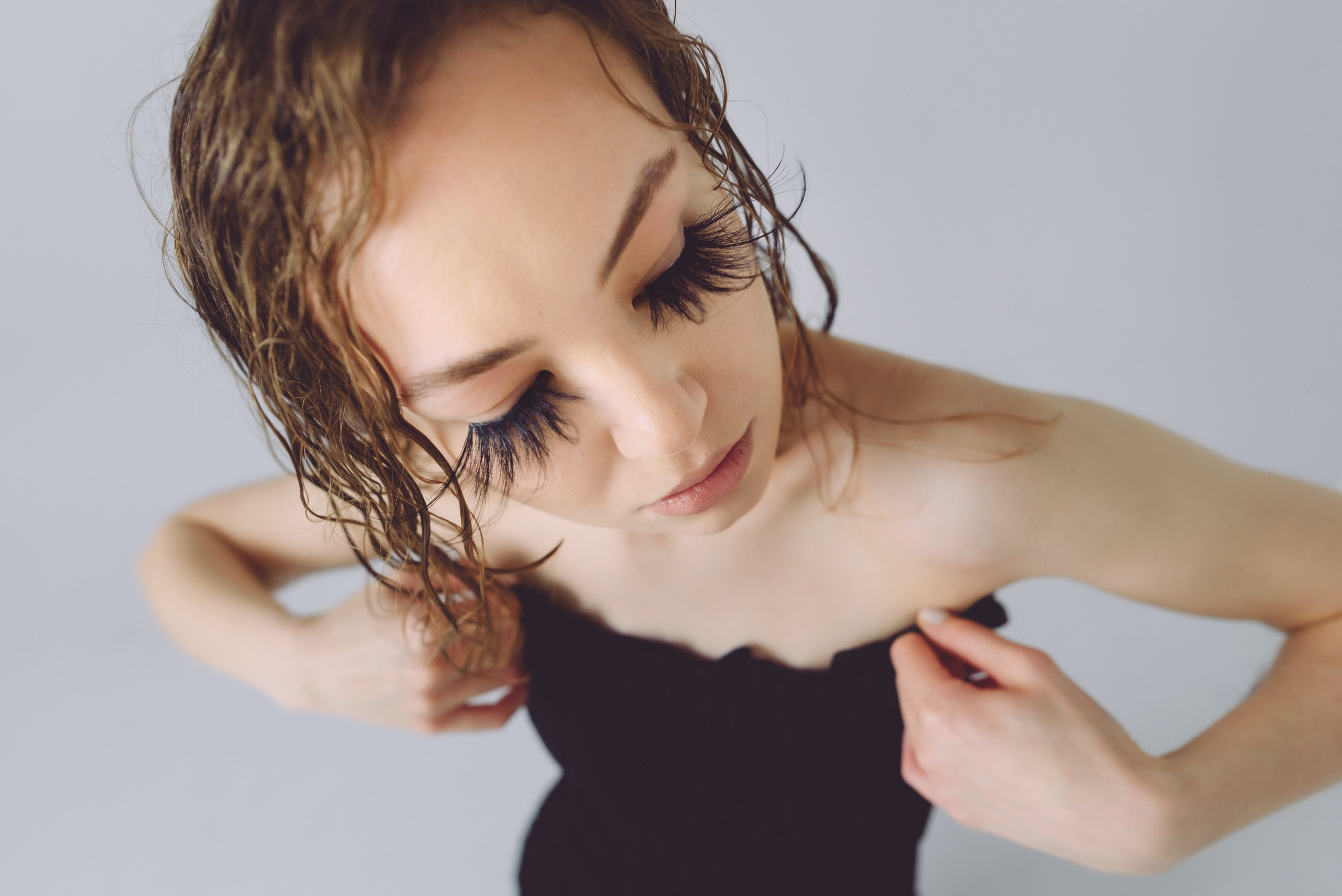 Женский черно-белый женский портрет, деталь и эмоция, творческая фотосессия