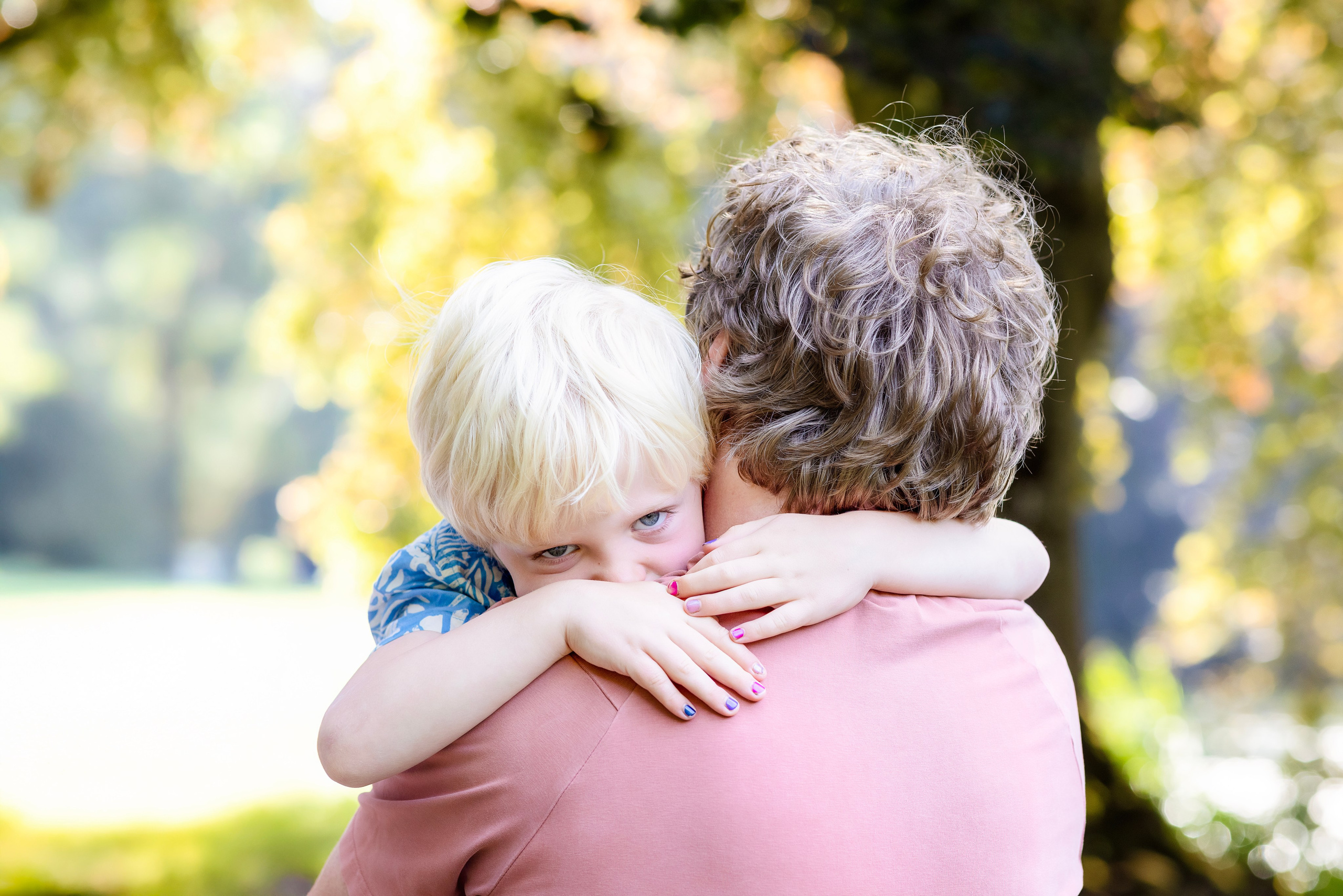 Hoe verloopt een gezinsfotoshoot met kleine kinderen? Alles wat je kunt verwachten. Familie en huwelijksfotograaf in Zwolle Overijssel
