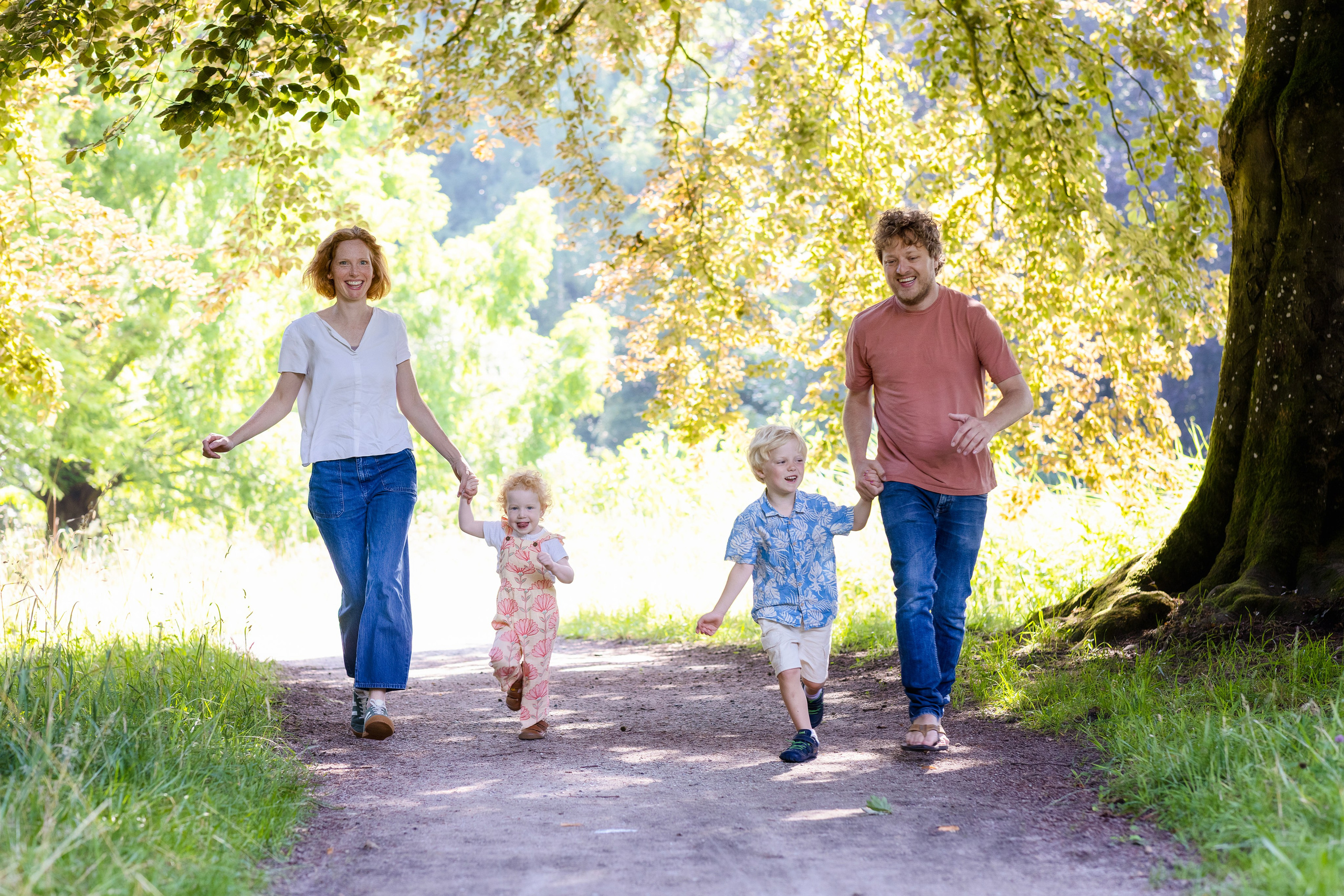 Hoe verloopt een gezinsfotoshoot met kleine kinderen? Alles wat je kunt verwachten. Familie en huwelijksfotograaf in Zwolle Overijssel