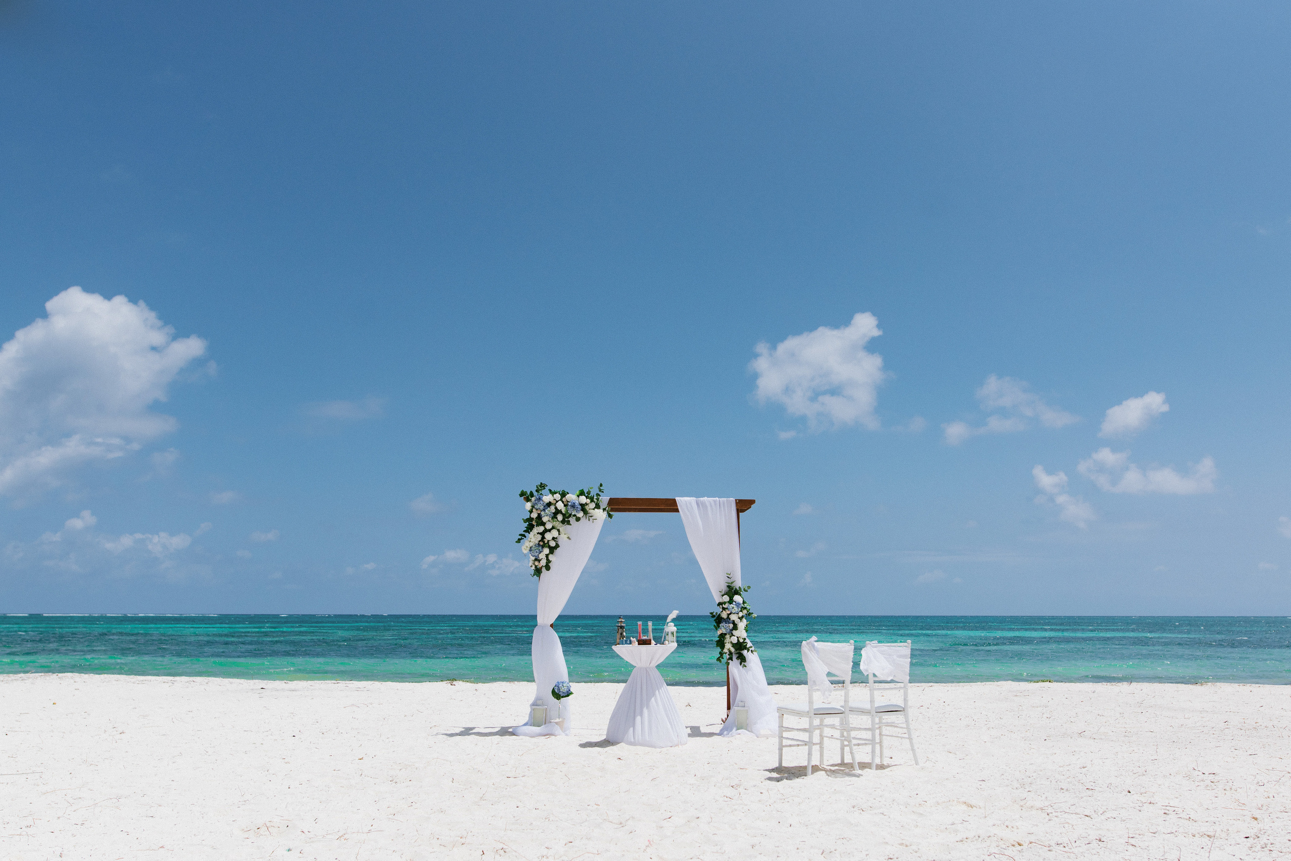 Почему бы не устроить себе свадебную церемонию на пляже в Доминикане?