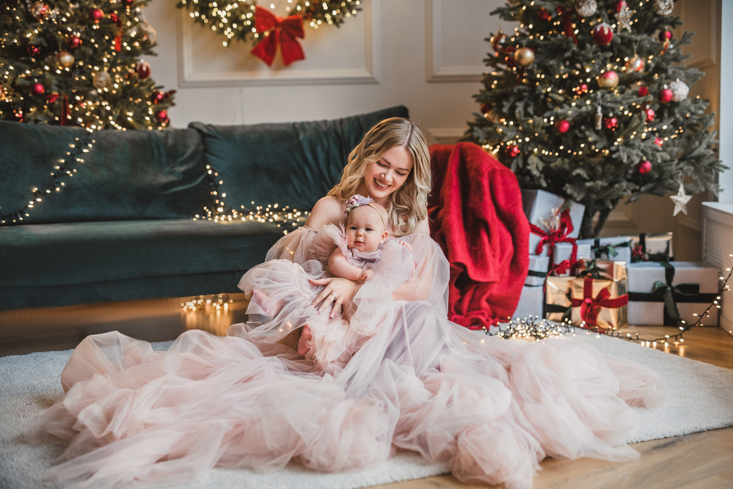 Fotostudijas Ziemassvētku Dekors – Maģiska svētku fotosesijas atmosfēra Rīgā. Fotostudija VEF Rīga