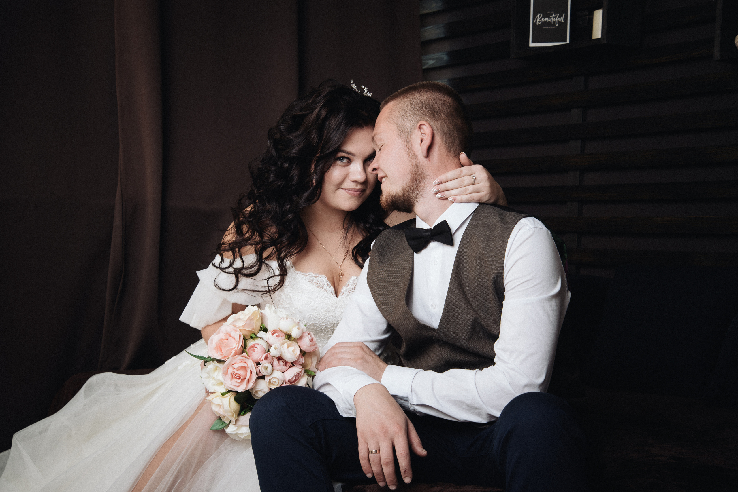 Romantische Hochzeitsfotografie eines Brautpaares an einem malerischen Ort, aufgenommen von Anastasia Zaluzhna in Mannheim. Ideal für unvergessliche Hochzeitserinnerungen. Романтична весільна фотографія молодят у мальовничому місці, зроблена Анастасією Залужною в Мангеймі. Ідеально для незабутніх весільних спогадів.