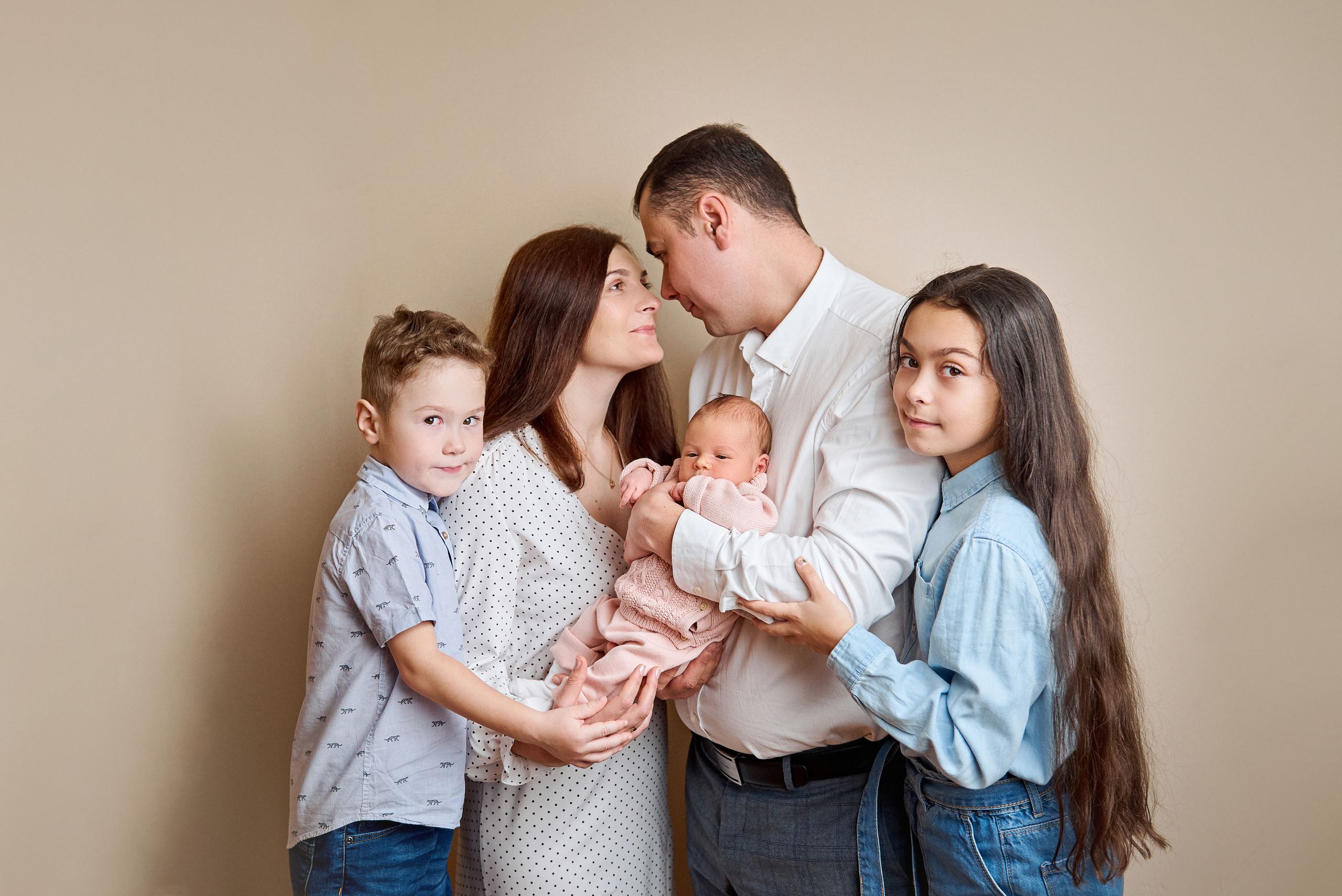 Фотосесії новонароджених малюків. Фотограф новонароджених діток та їх сімей в Тернополі