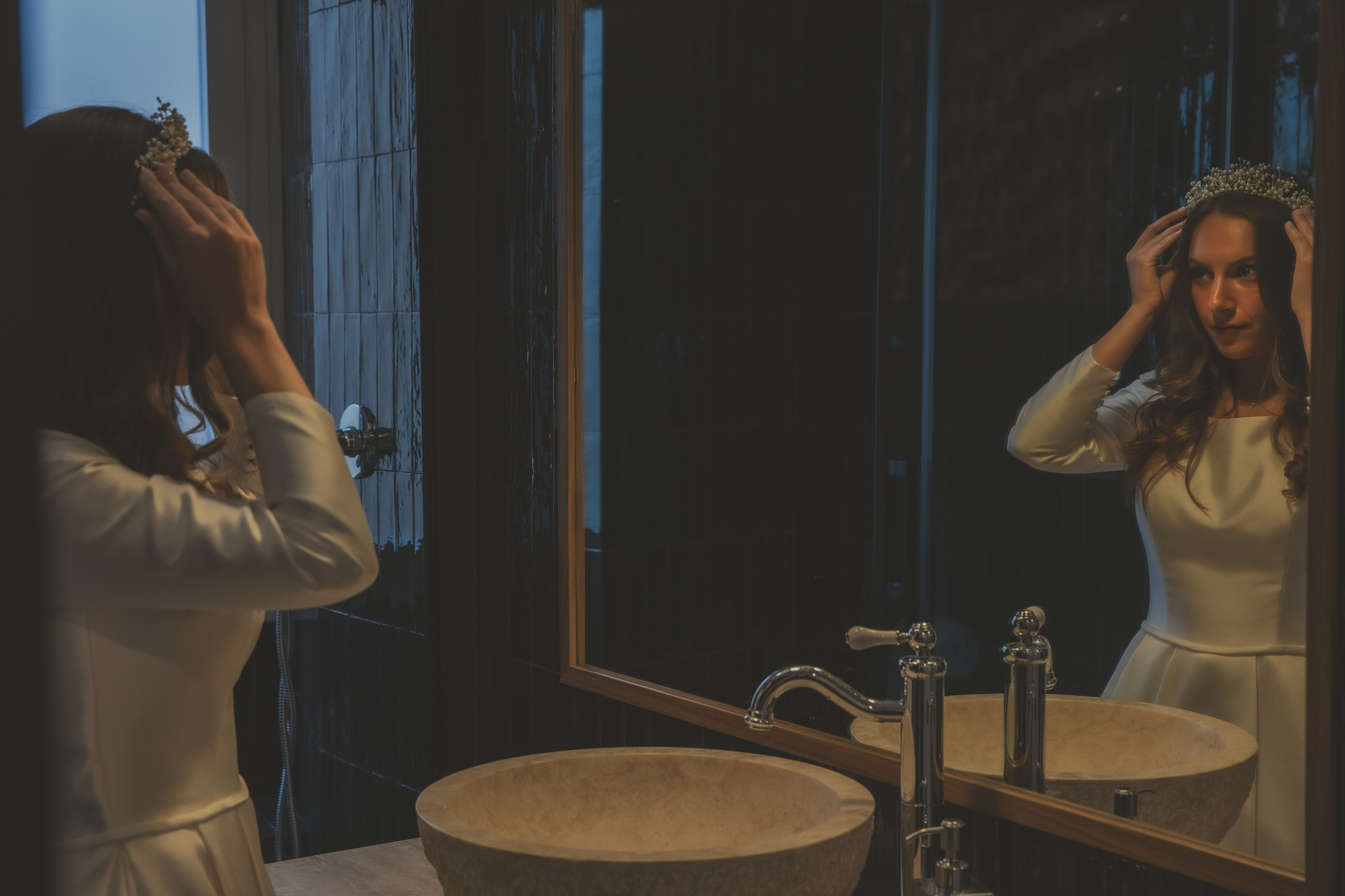 Bride getting ready for her wedding in the luxurious bathroom of a beautiful flat in Rome.