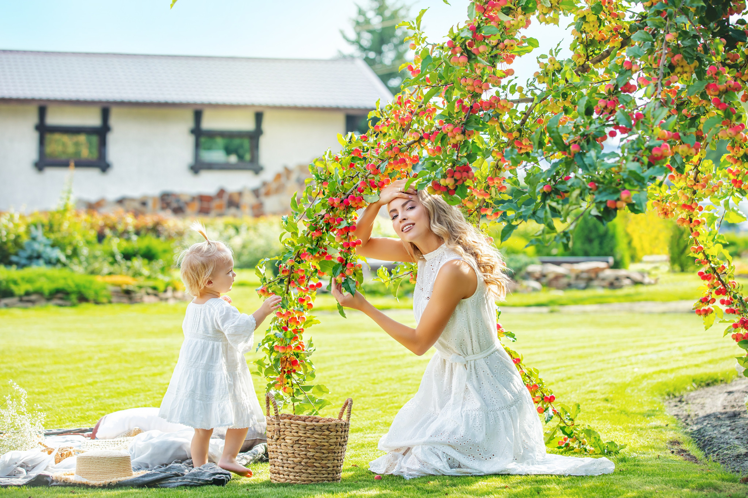 Instant tendre entre maman et enfant pendant une séance photo de famille dans un jardin fleuri