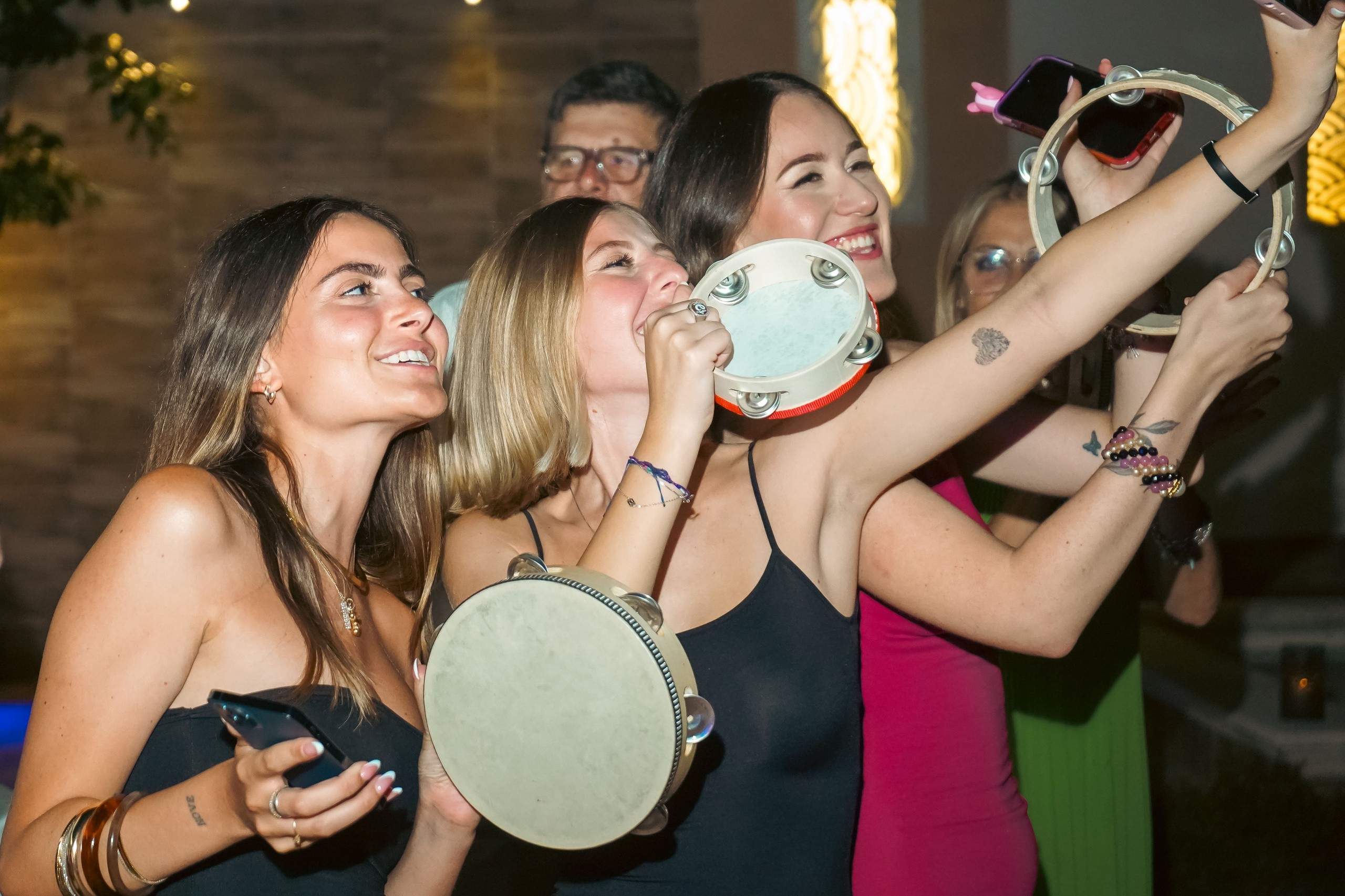 Fotografo eventi Napoli – amici sorridenti che  fanno un selfie