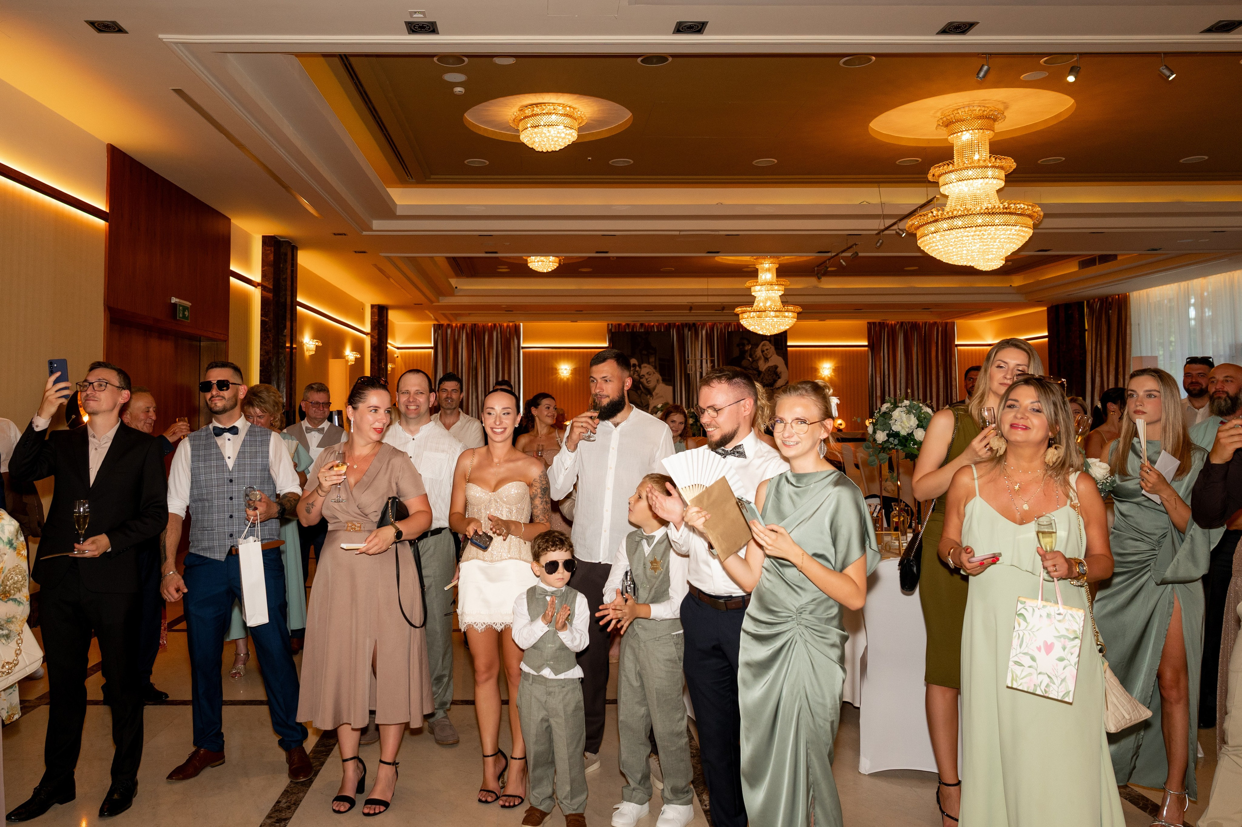 Para Młoda wchodząca na przyjęcie weselne w Haston City Hotel