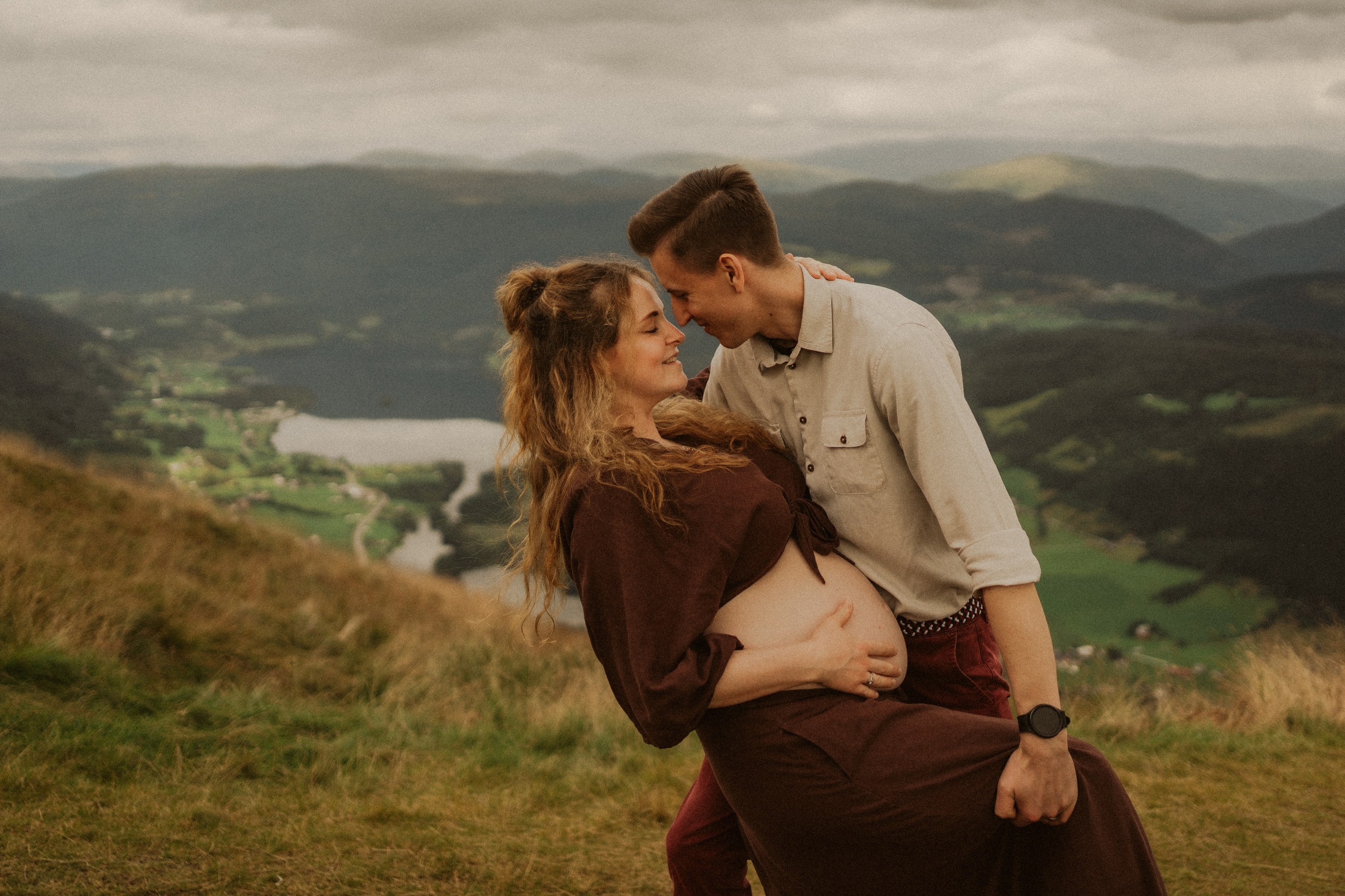 Sesja ciążowa w Norwegii | Plener w Voss pełen ciszy i natury. Fotograf ślubny Śląsk – reportaż ślubny | KarkowskaFoto