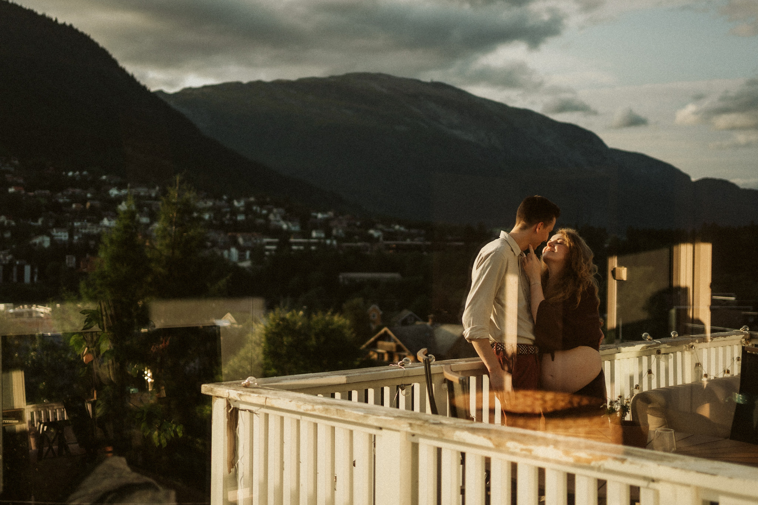 Sesja ciążowa w Norwegii | Plener w Voss pełen ciszy i natury. Fotograf ślubny Śląsk – reportaż ślubny | KarkowskaFoto