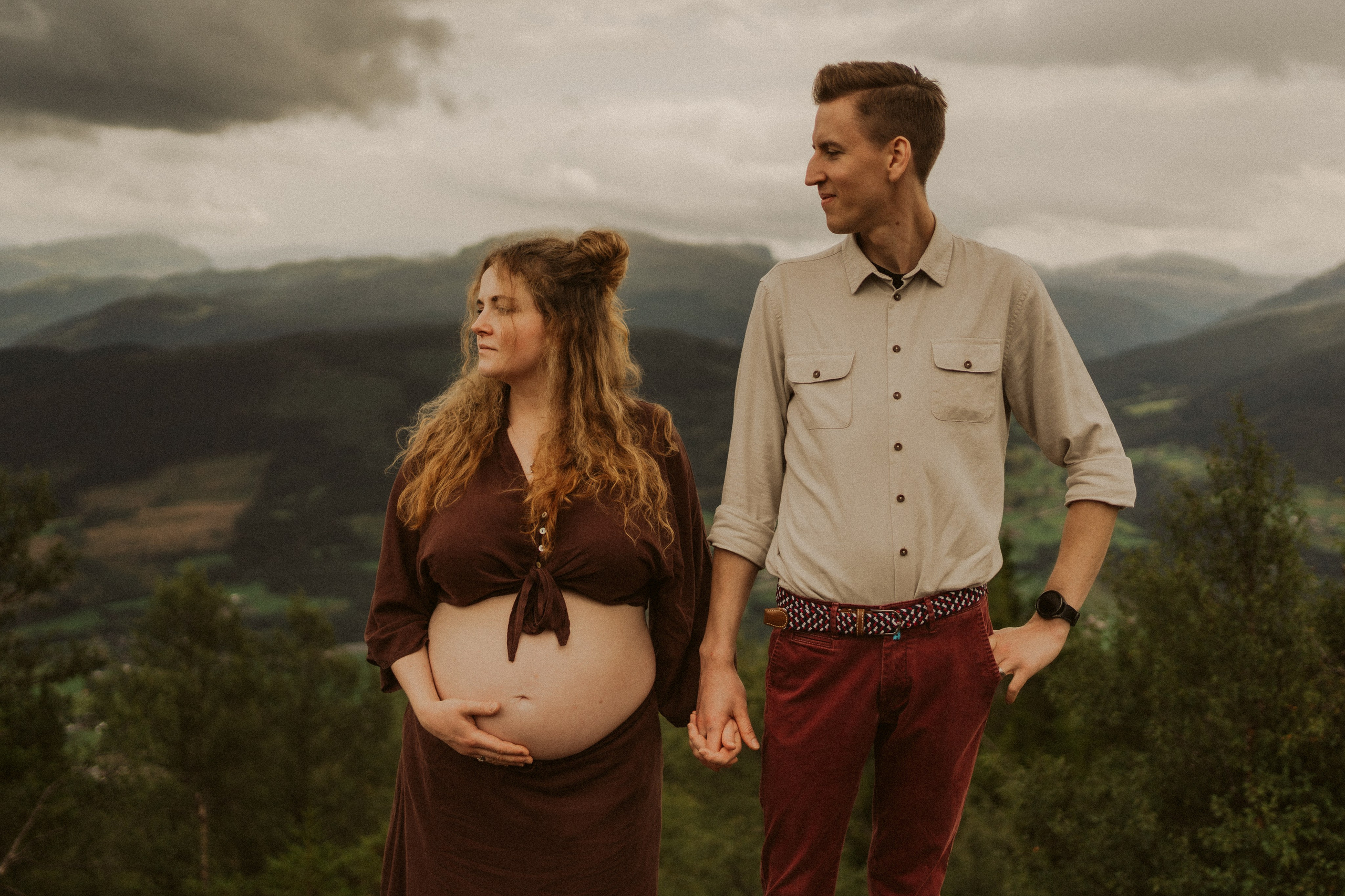 Sesja ciążowa w Norwegii | Plener w Voss pełen ciszy i natury. Fotograf ślubny Śląsk – reportaż ślubny | KarkowskaFoto