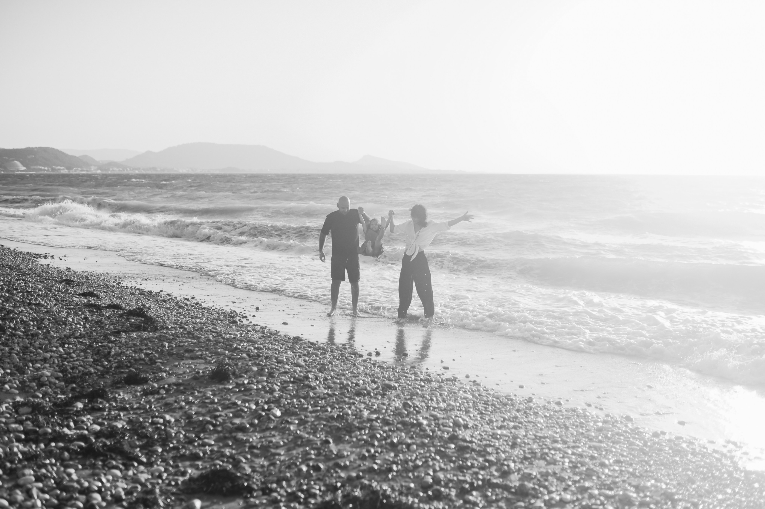 Οικογενειακή φωτογραφίση σε παραλία της Ρόδου. WELCOME