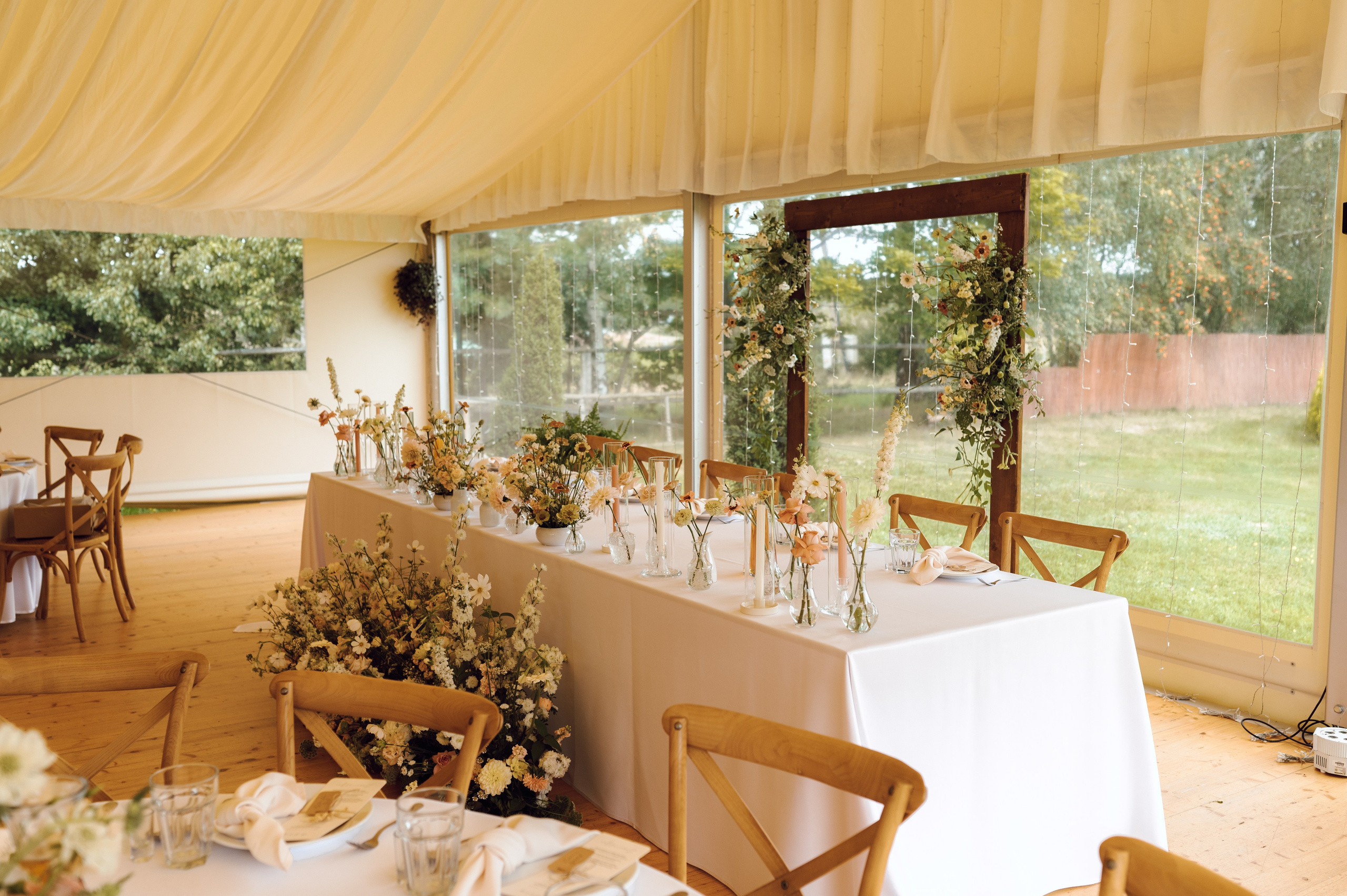 Rustykalna dekoracja stołu weselnego pod namiotem – wesele w plenerze, fotograf ślubny Wielkopolska