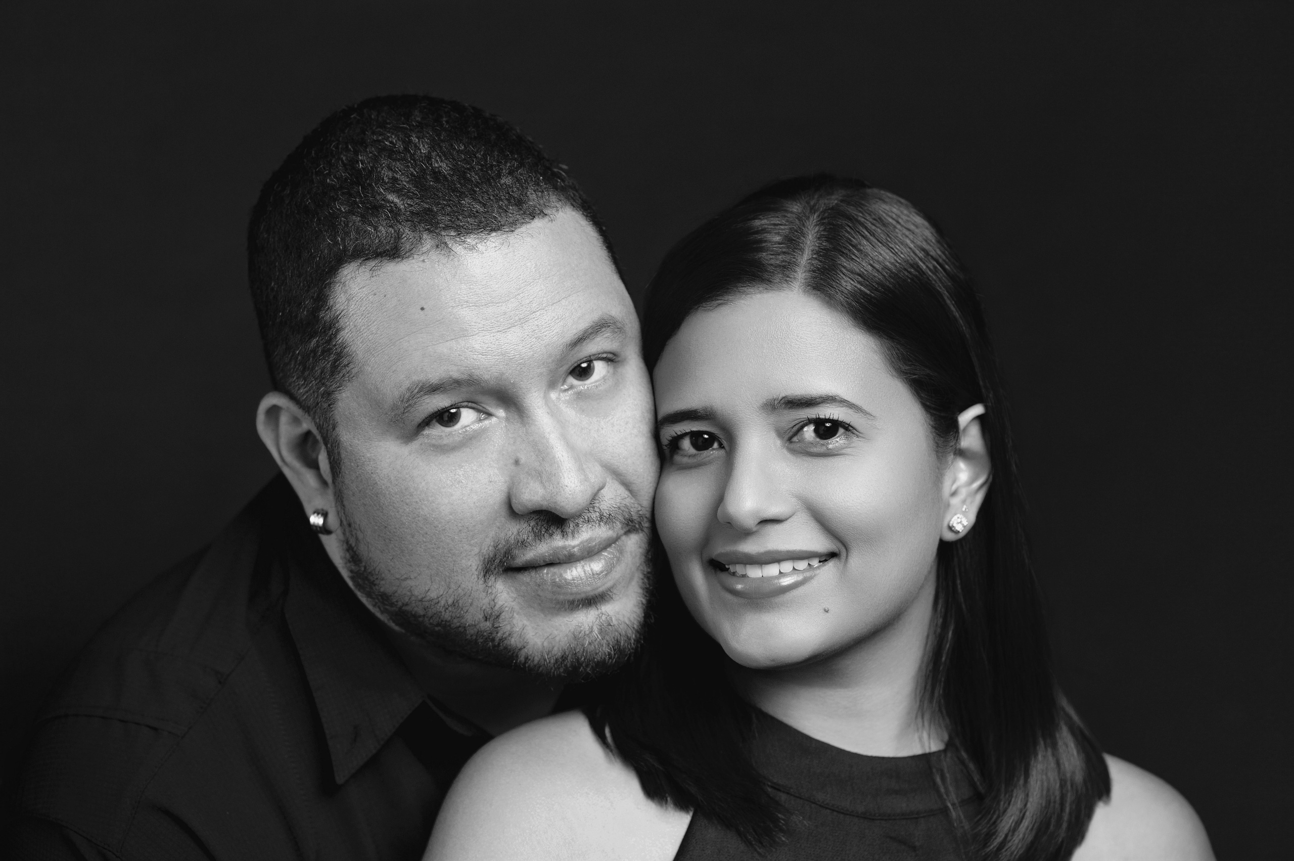 Retrato de pareja en estudio en David Chiriquí estilo clásico en blanco y negro