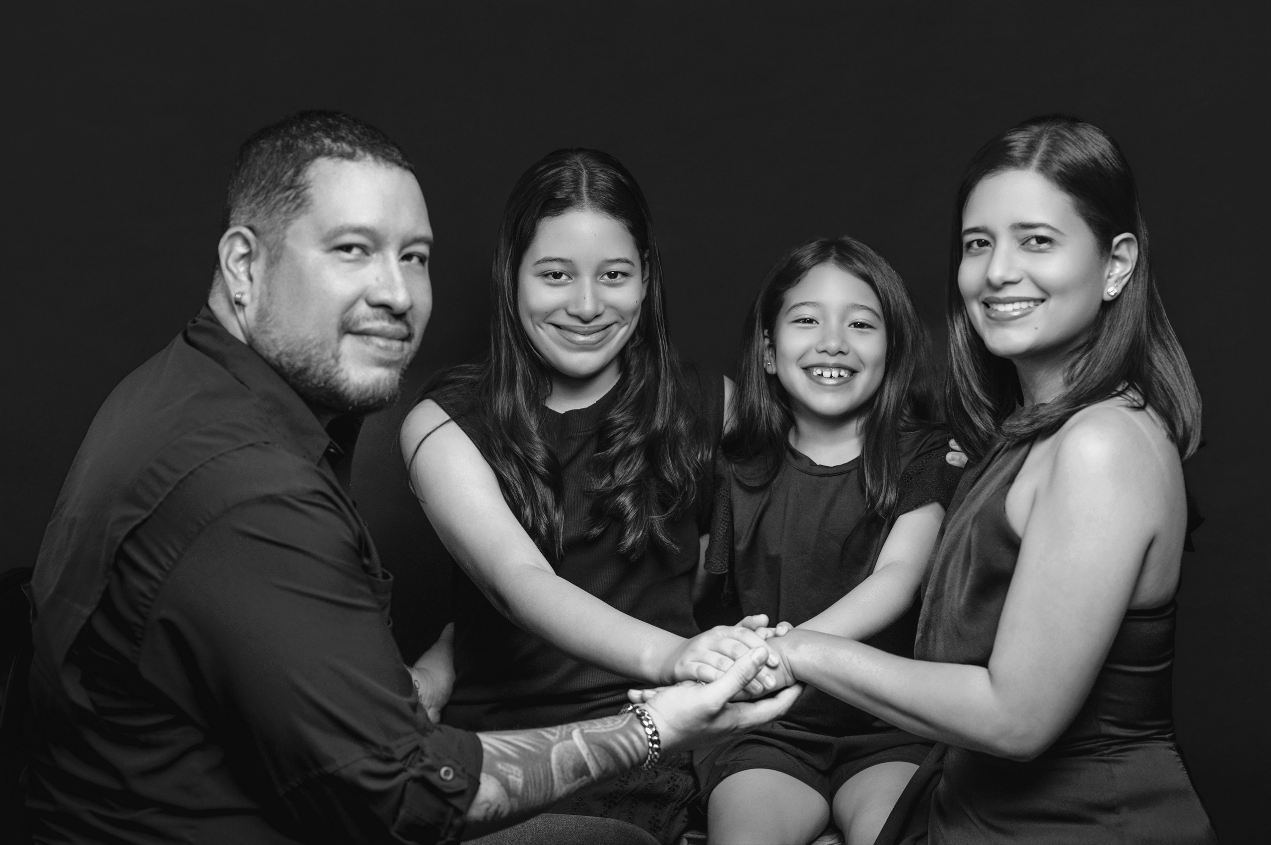 Fotografía familiar en estudio en David Chiriquí con fondo negro y estilo clásico