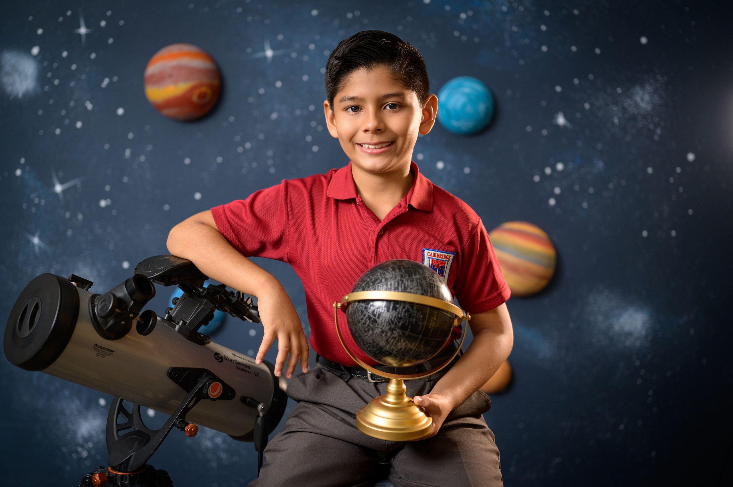 Fotografía de estudio para estudiante de primaria en David Chiriquí con iluminación profesional.