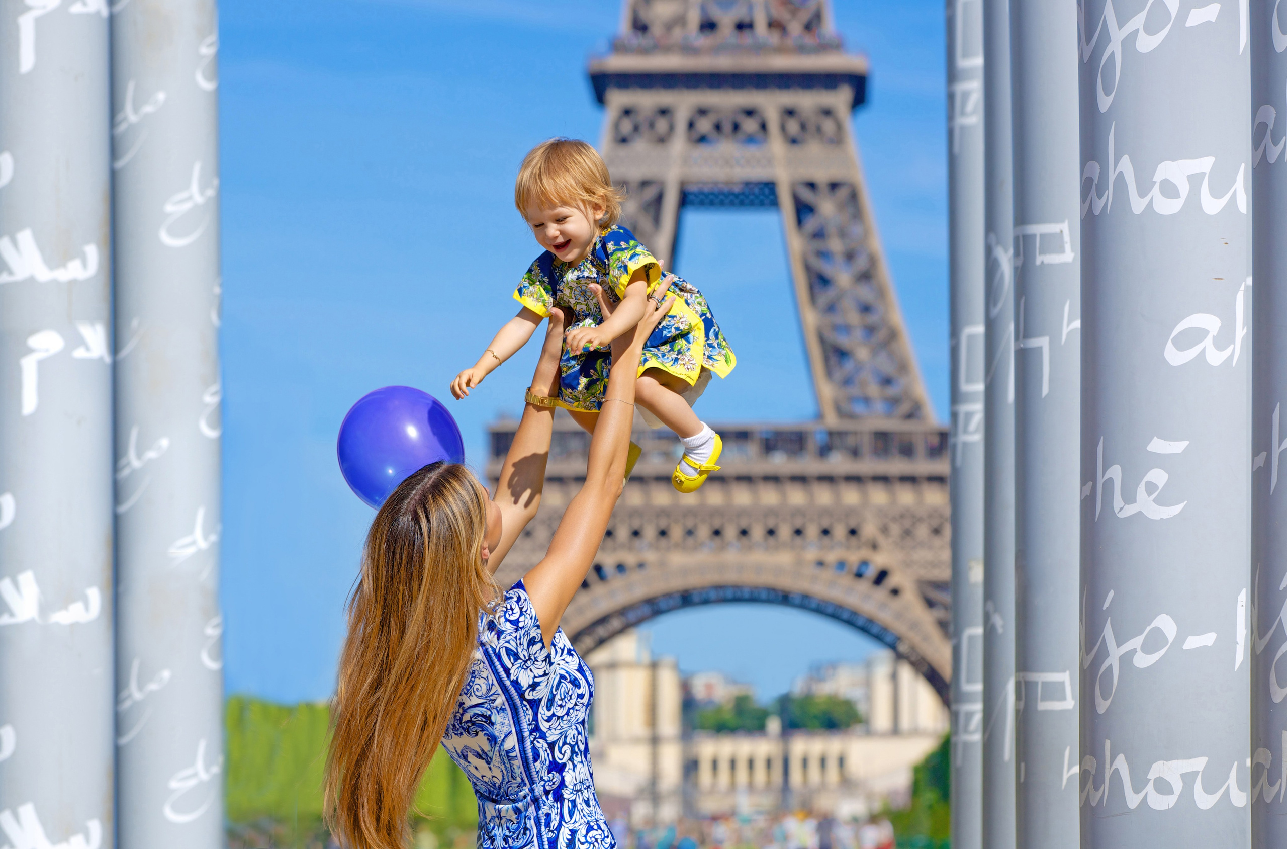 Paris Family Photographer — Artistic Family Photo & Video Experiences with Liya. Photographe à Paris