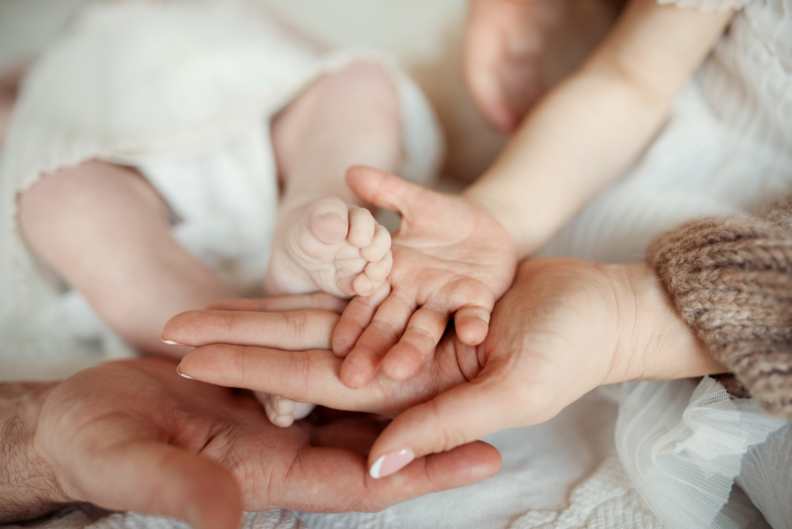 Krikštynos, krikštas, krikštynų fotosesija, ceremonija, bažnyčia krikštynų pasiruošimo fotografavimas fotosesija. Krikštynų fotografas Vilnius Trakai kaina krikštynų fotografavimas fotografė personal.lt photogrpahy kainos šeima, vaikai profesionali natūrali meninė reportažinė klasikinė fotosesija, krikštynų fotosesija gamtoje