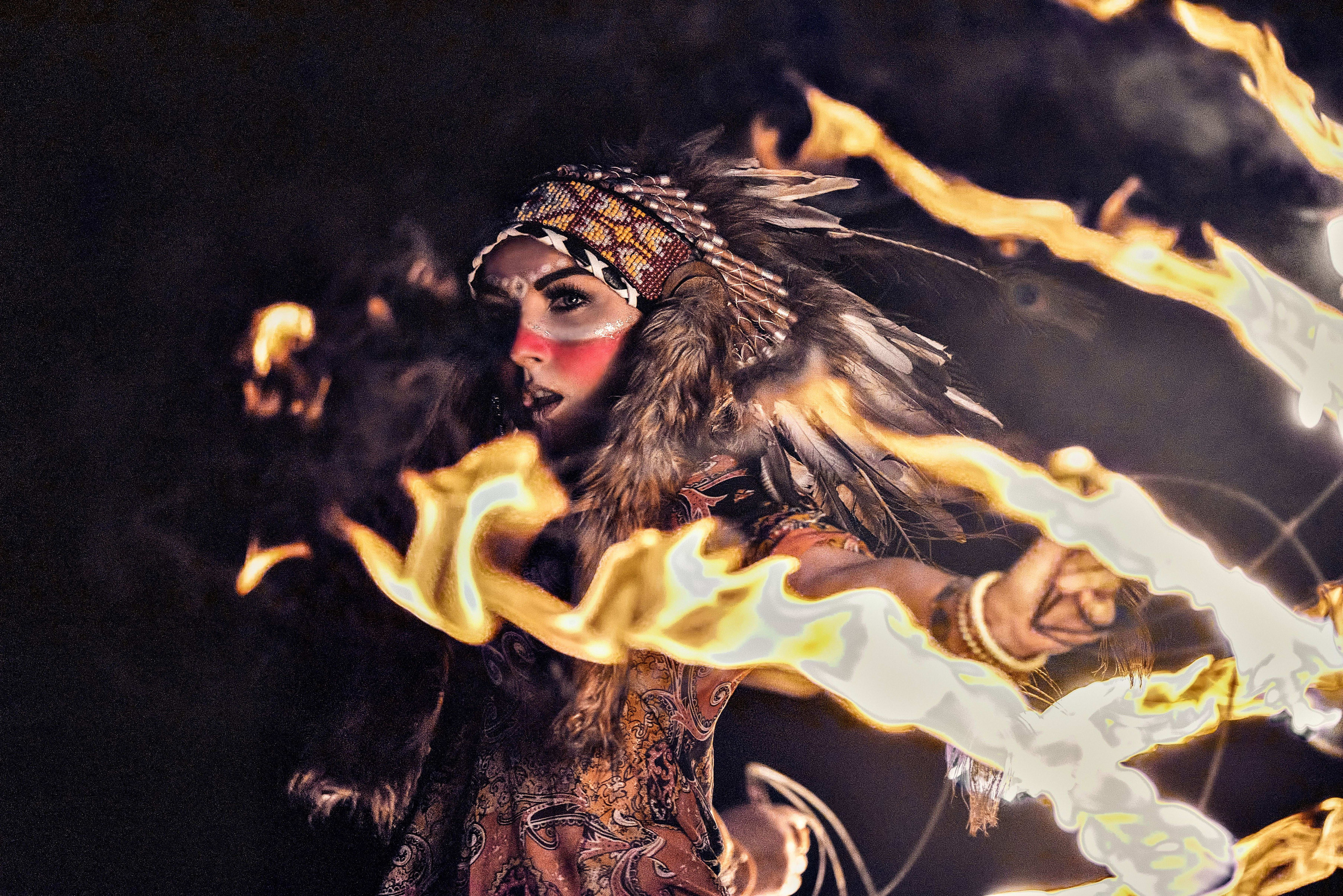 Девушка в костюме индейца с факелами, огнеными веерами, портрет.