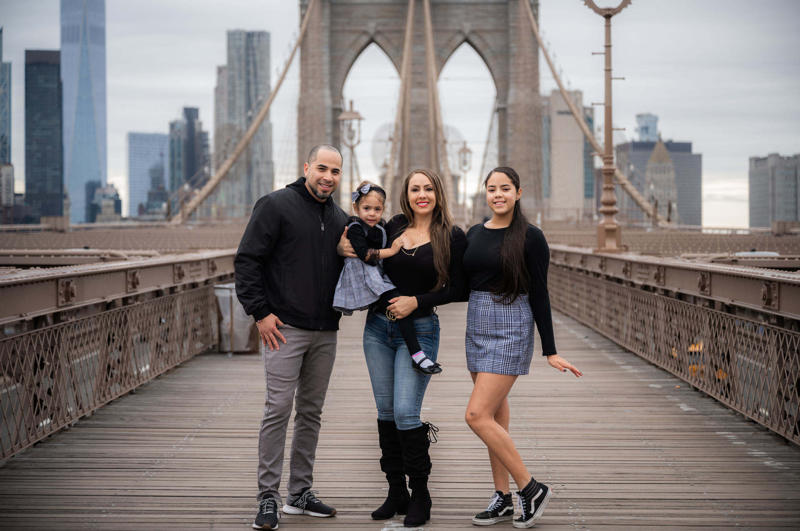 Family photo session on Brooklyn Bridge