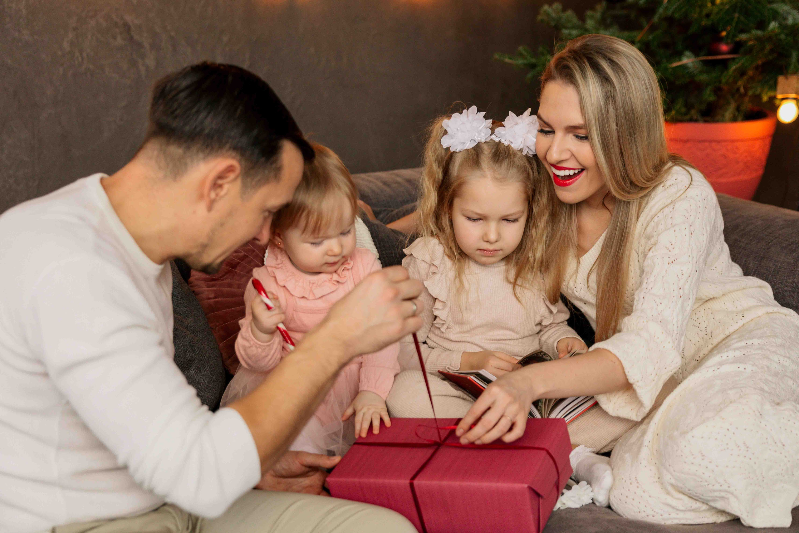 Cozy Vilnius Christmas Photoshoot: Studio, Home or Outdoor. Framed by Evelina | Destination Wedding Photographer from Lithuania | Europe