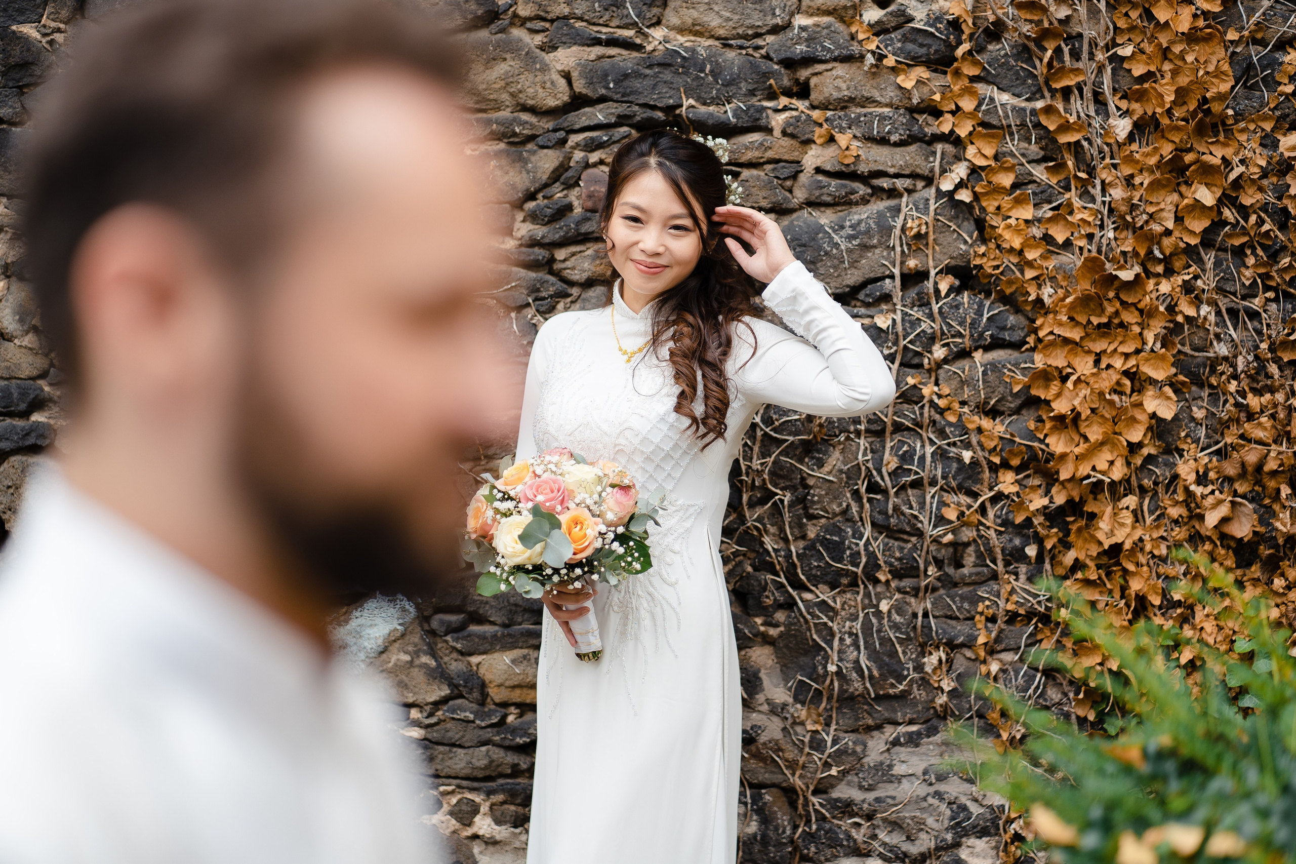 Brautpaar bei einer ruhigen Fotosession rund um das Schlossgelände