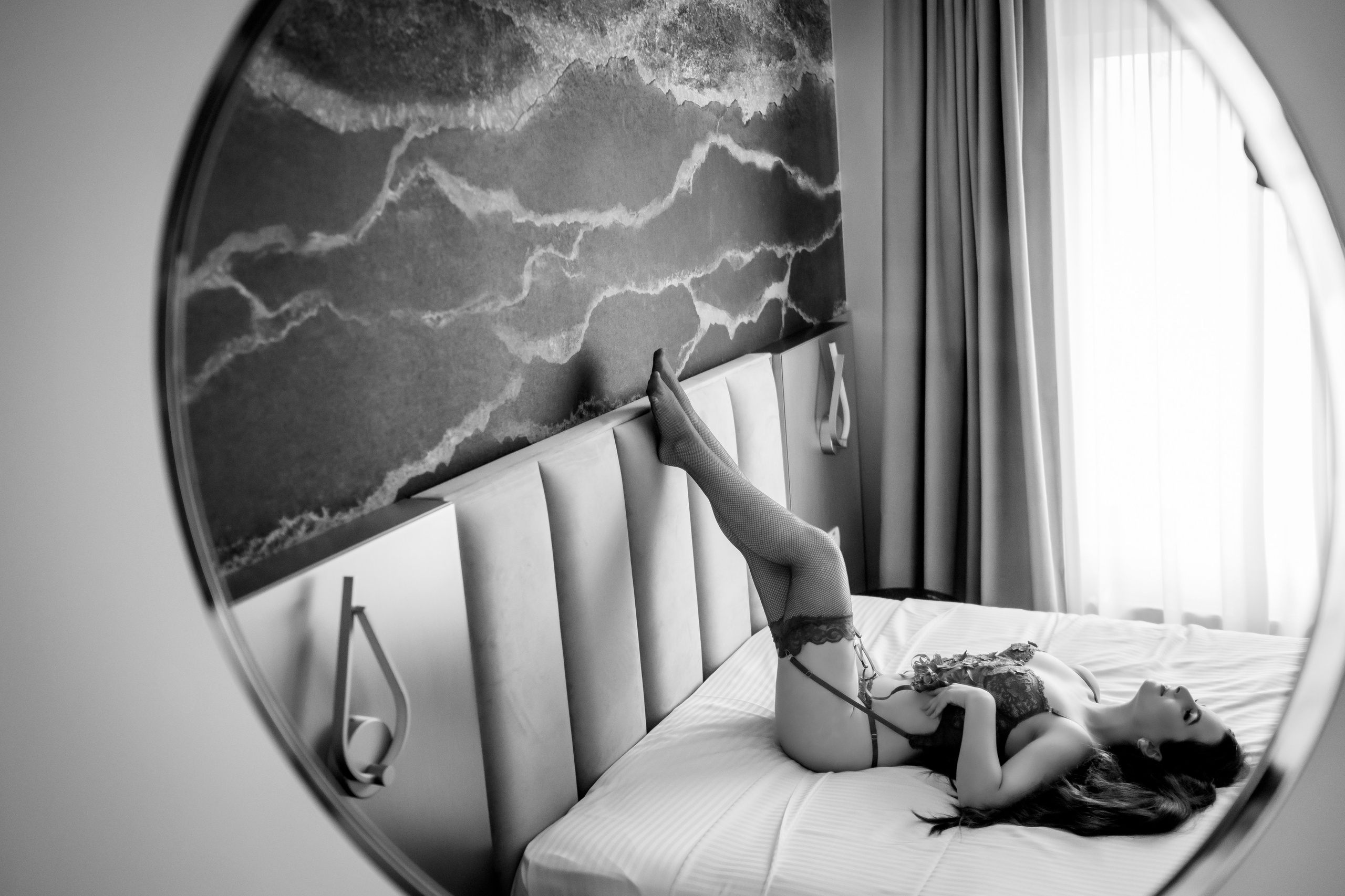 Ședință foto boudoir la piscină privată într-o locație luxury