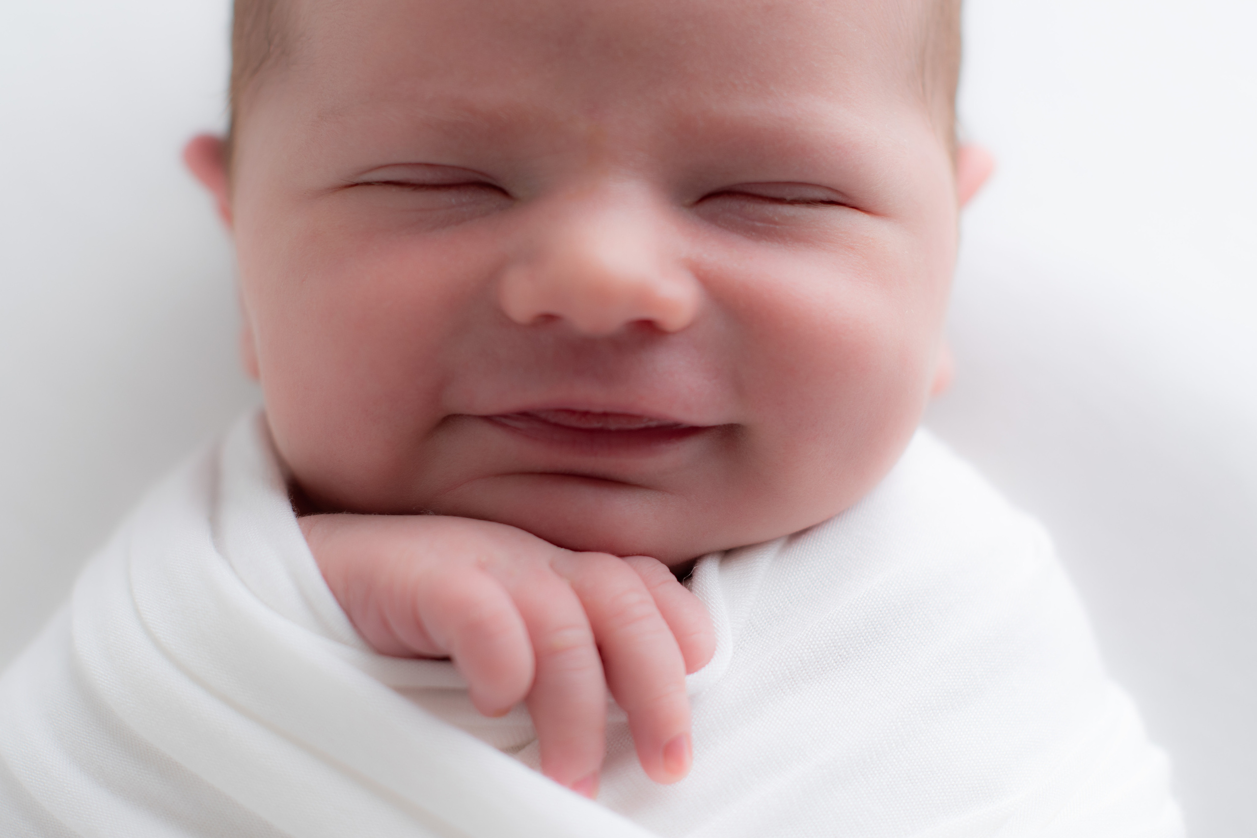 Une fois au studio. Photographe grossesse et nouveau-né a La Ciotat